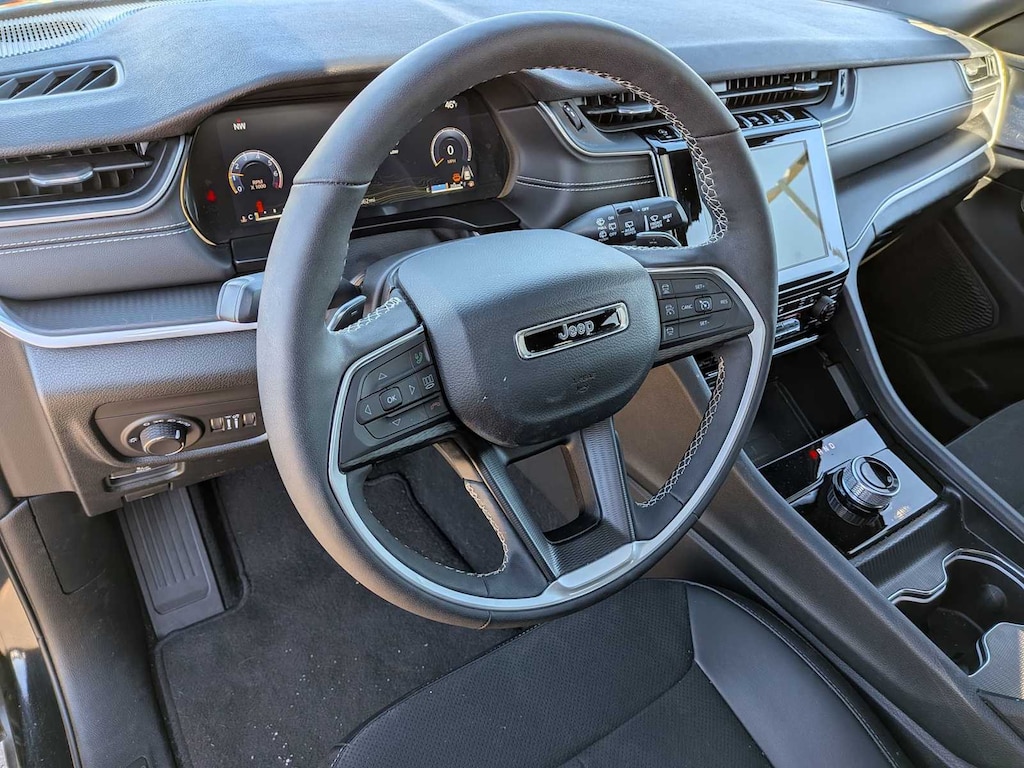 Used 2025 Jeep Grand Cherokee Laredo SUV