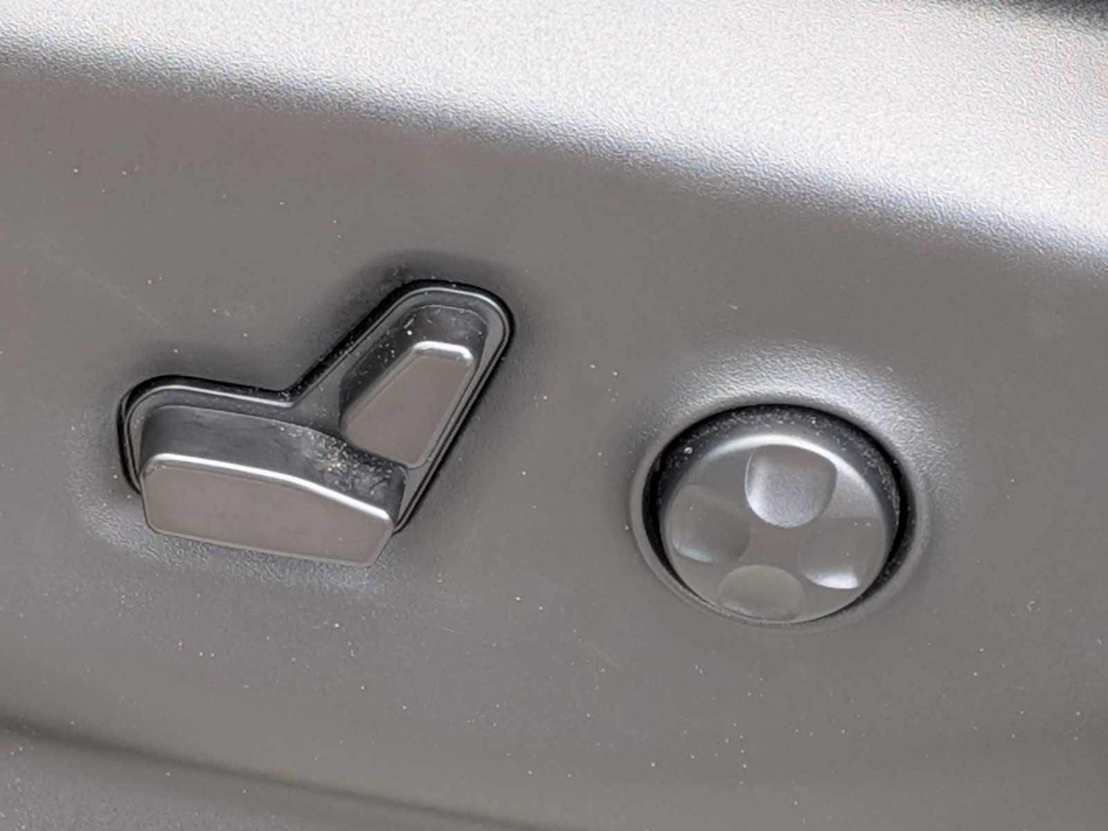 Thumbnail: 2023 Chrysler Pacifica - 16