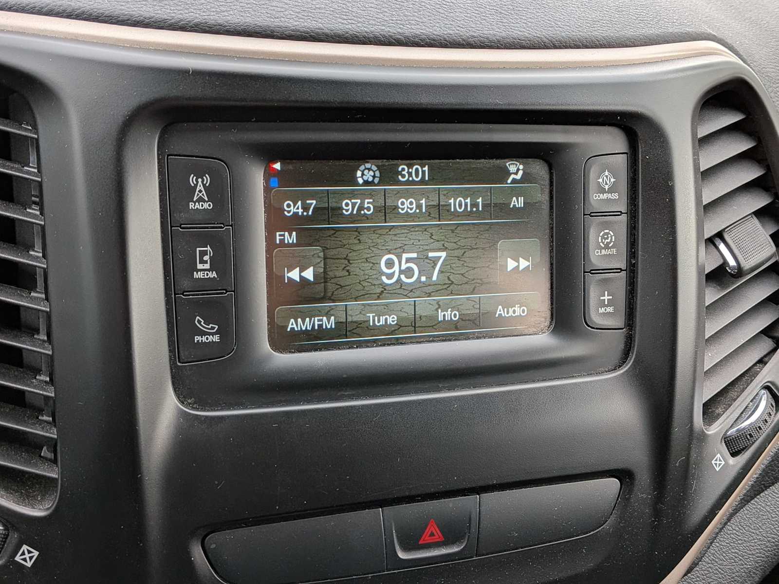 Thumbnail: 2018 Jeep Cherokee - 25