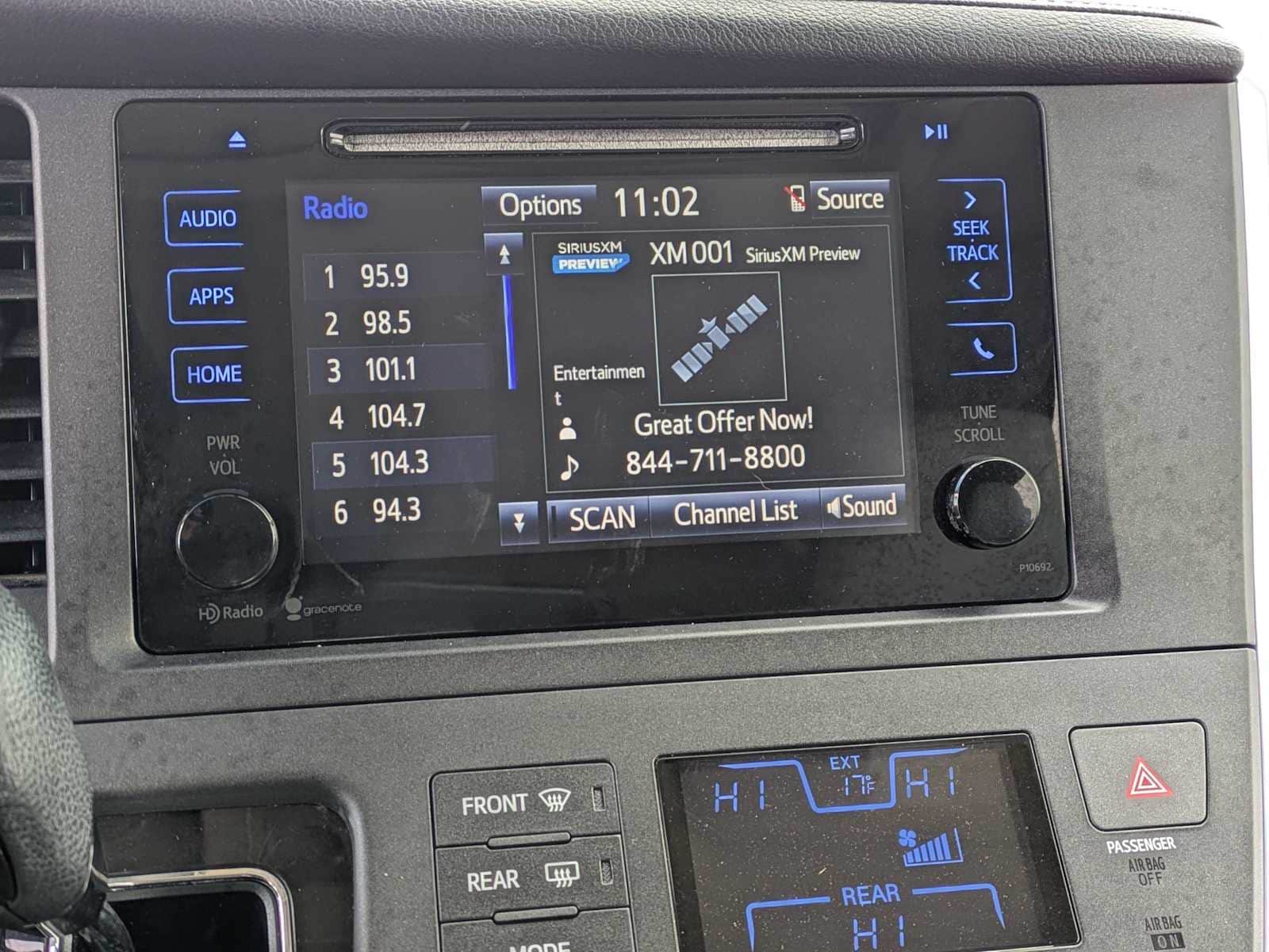 Thumbnail: 2015 Toyota Sienna - 28