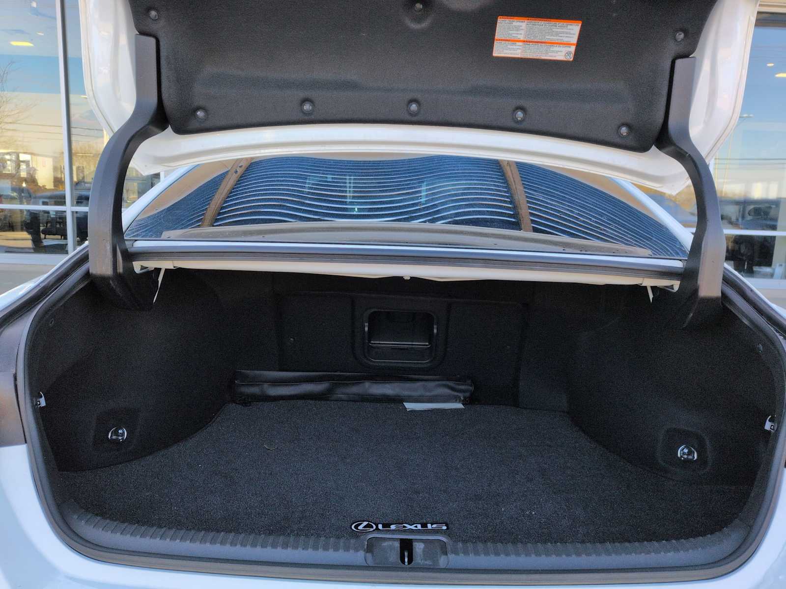 Thumbnail: 2022 Lexus ES - 32