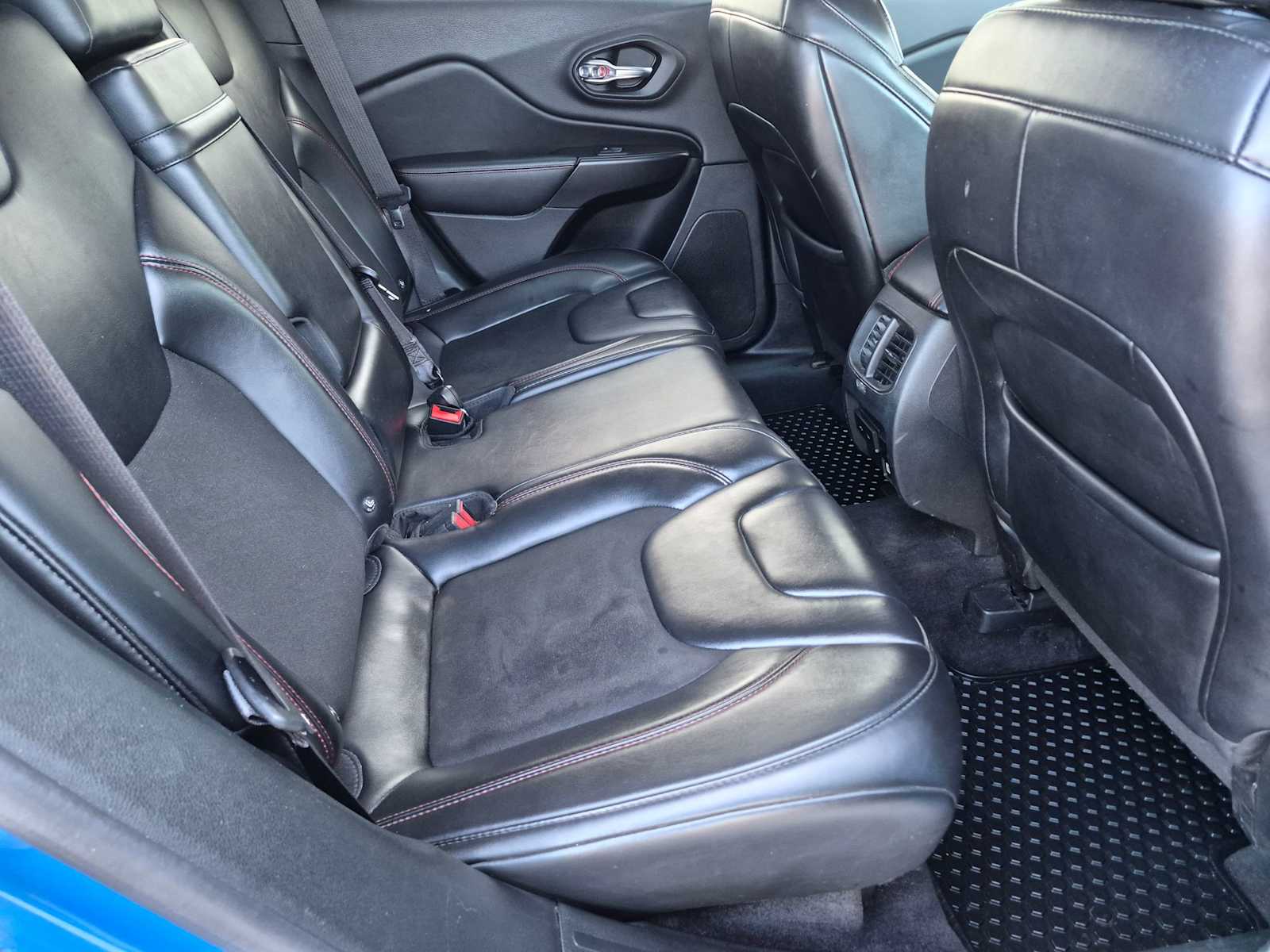 Thumbnail: 2019 Jeep Cherokee - 18