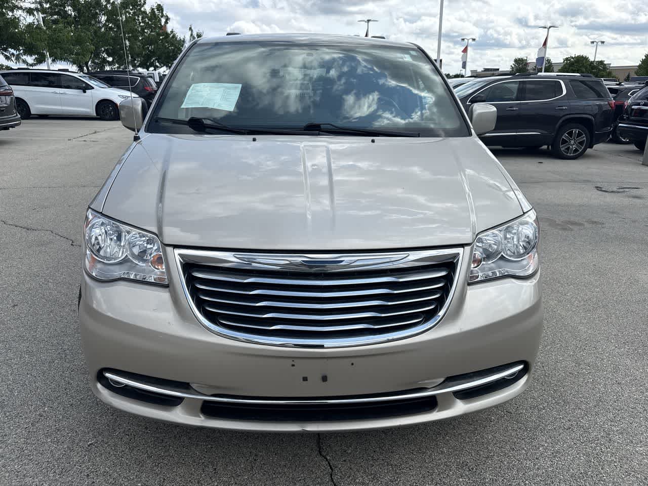 Thumbnail: 2014 Chrysler Town & Country - 9
