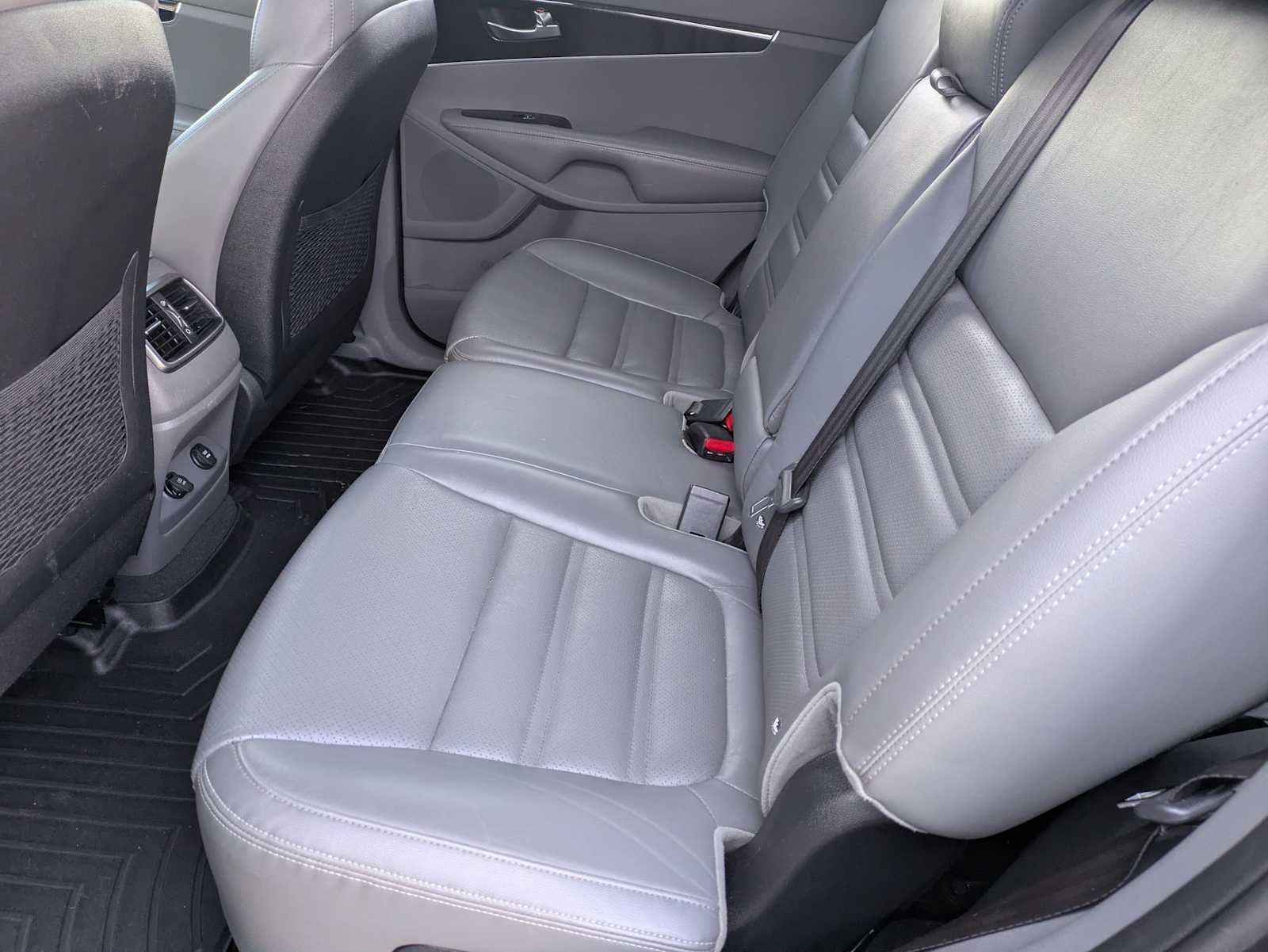 Thumbnail: 2016 Kia Sorento - 18