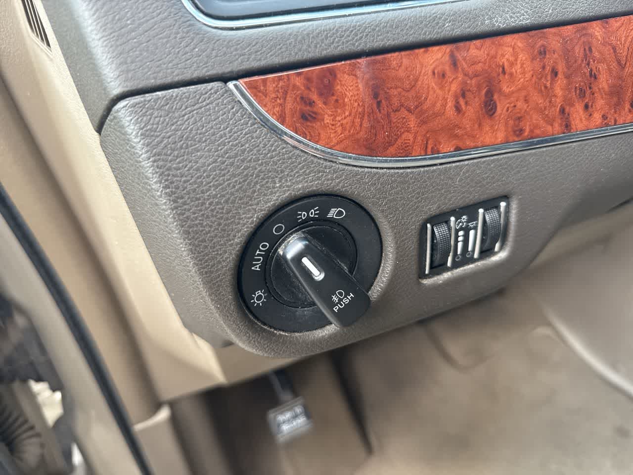Thumbnail: 2014 Chrysler Town & Country - 22