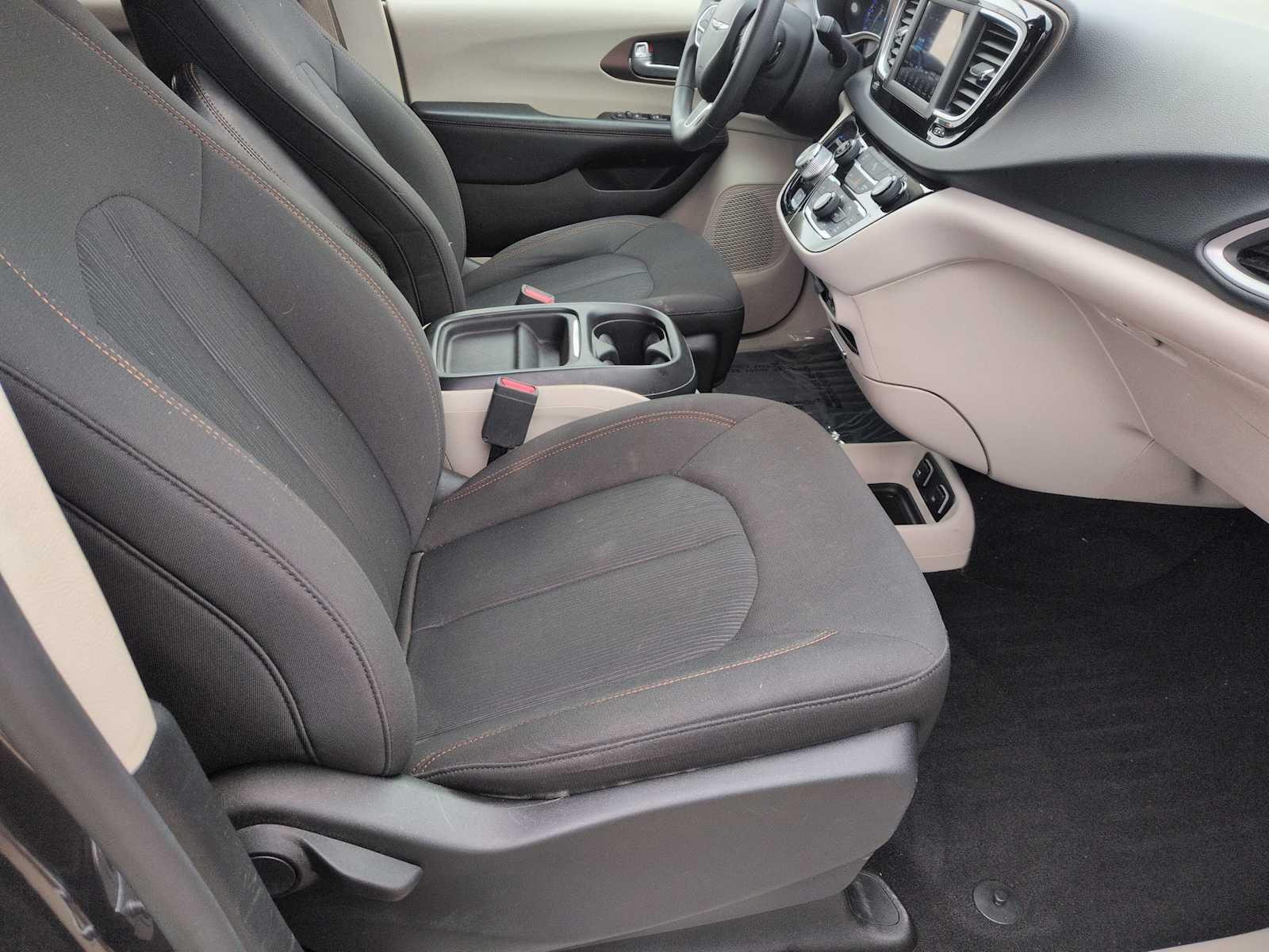 Thumbnail: 2018 Chrysler Pacifica - 17