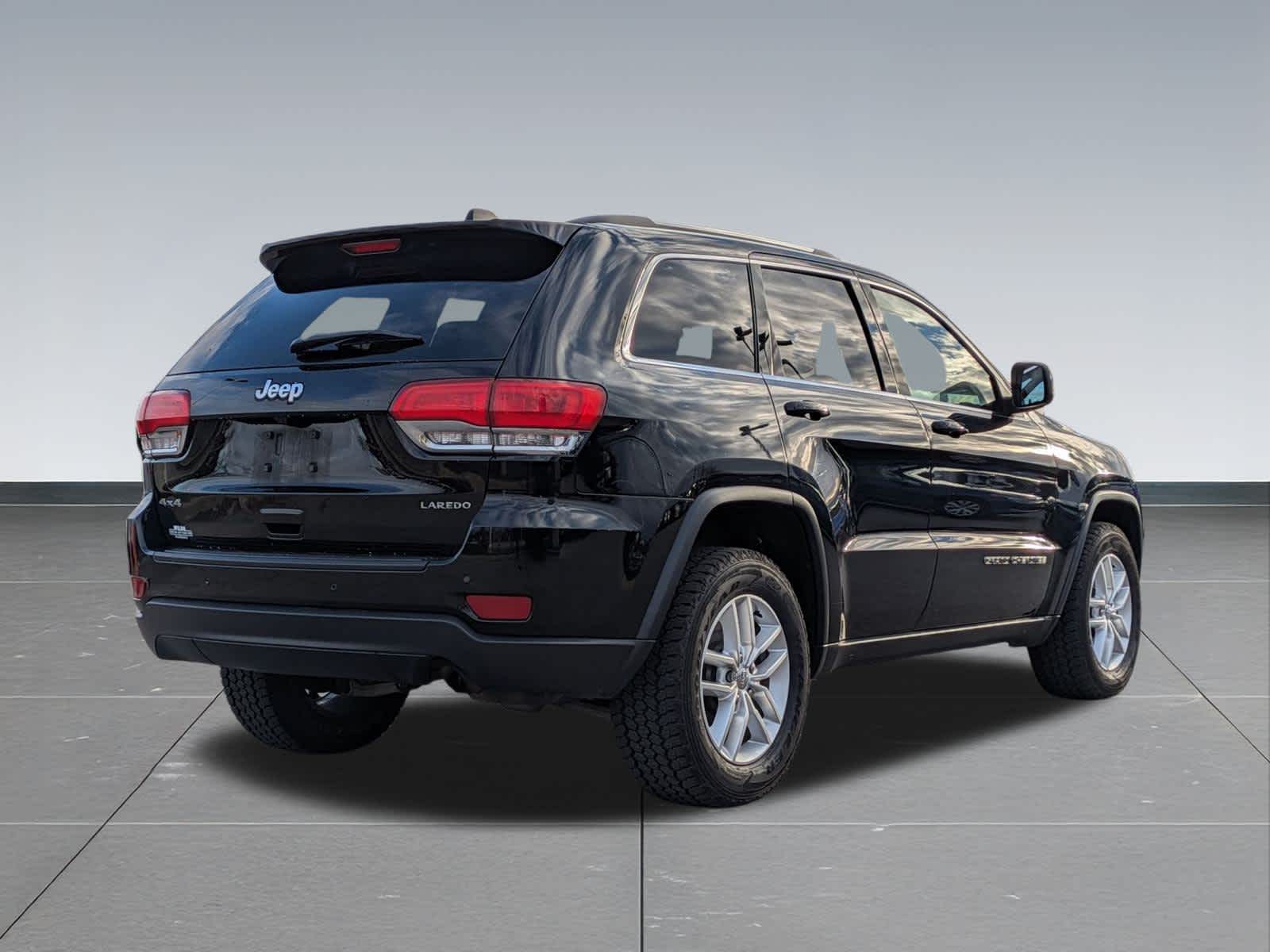 Thumbnail: 2017 Jeep Grand Cherokee - 6