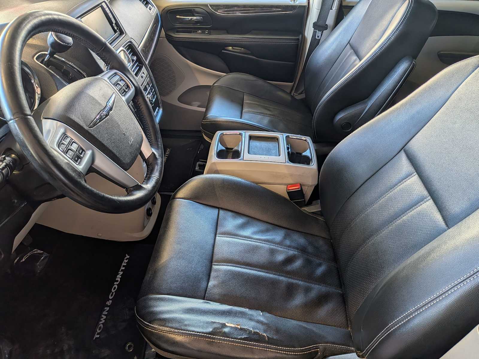 Thumbnail: 2012 Chrysler Town & Country - 14