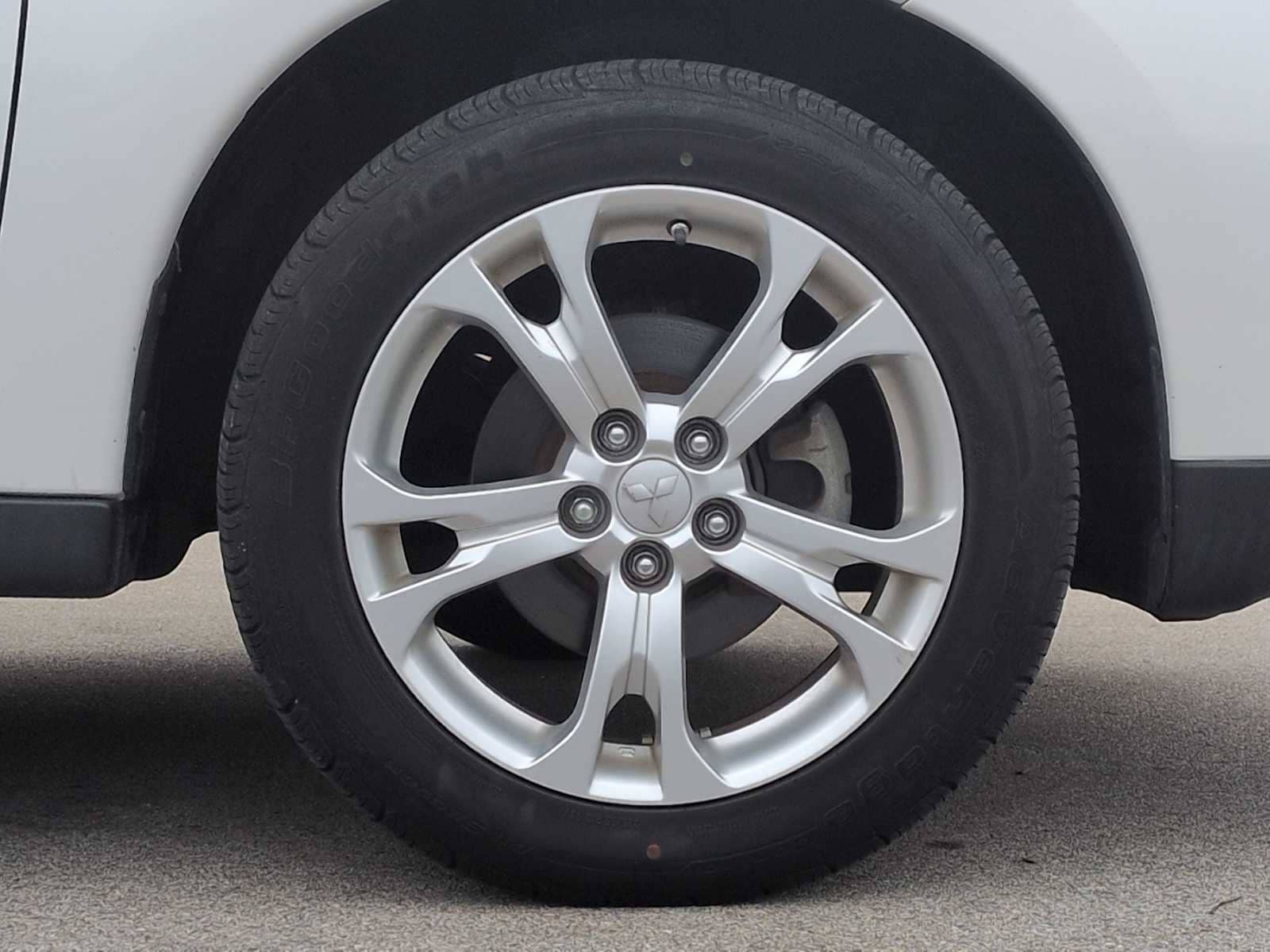 Thumbnail: 2014 Mitsubishi Outlander - 14