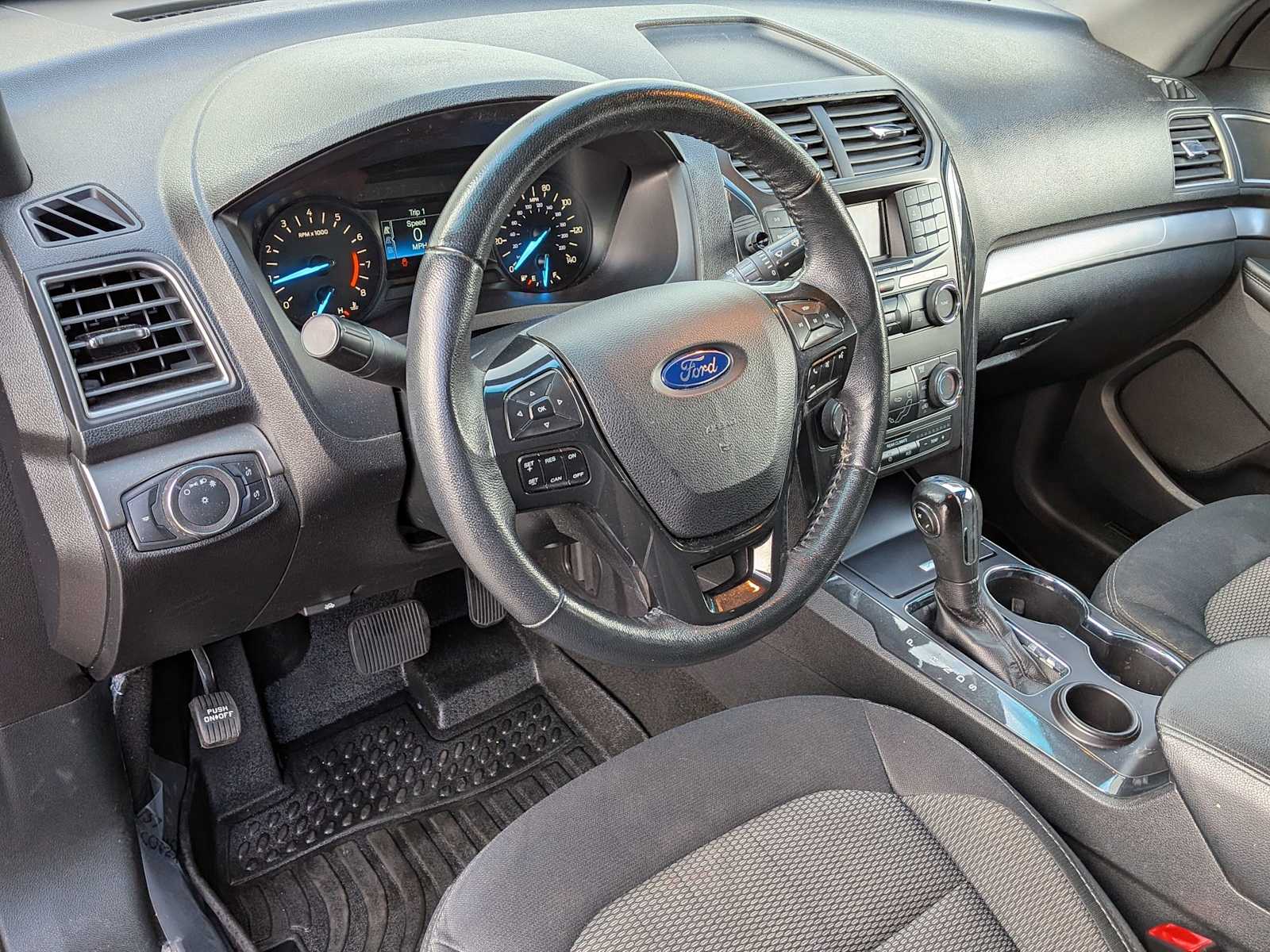 2019 Ford Explorer XLT photo 2