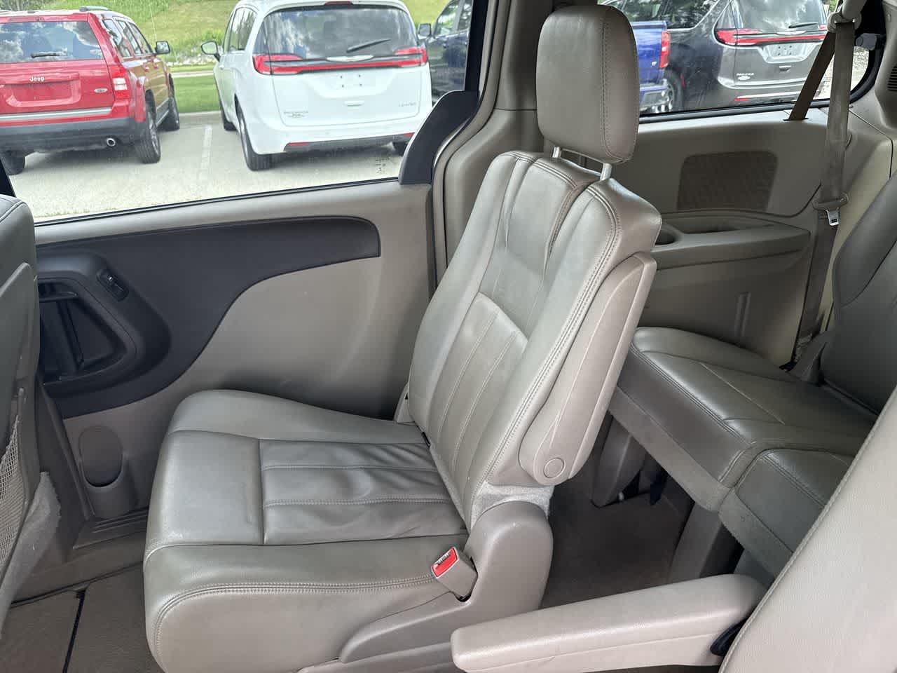 Thumbnail: 2014 Chrysler Town & Country - 15