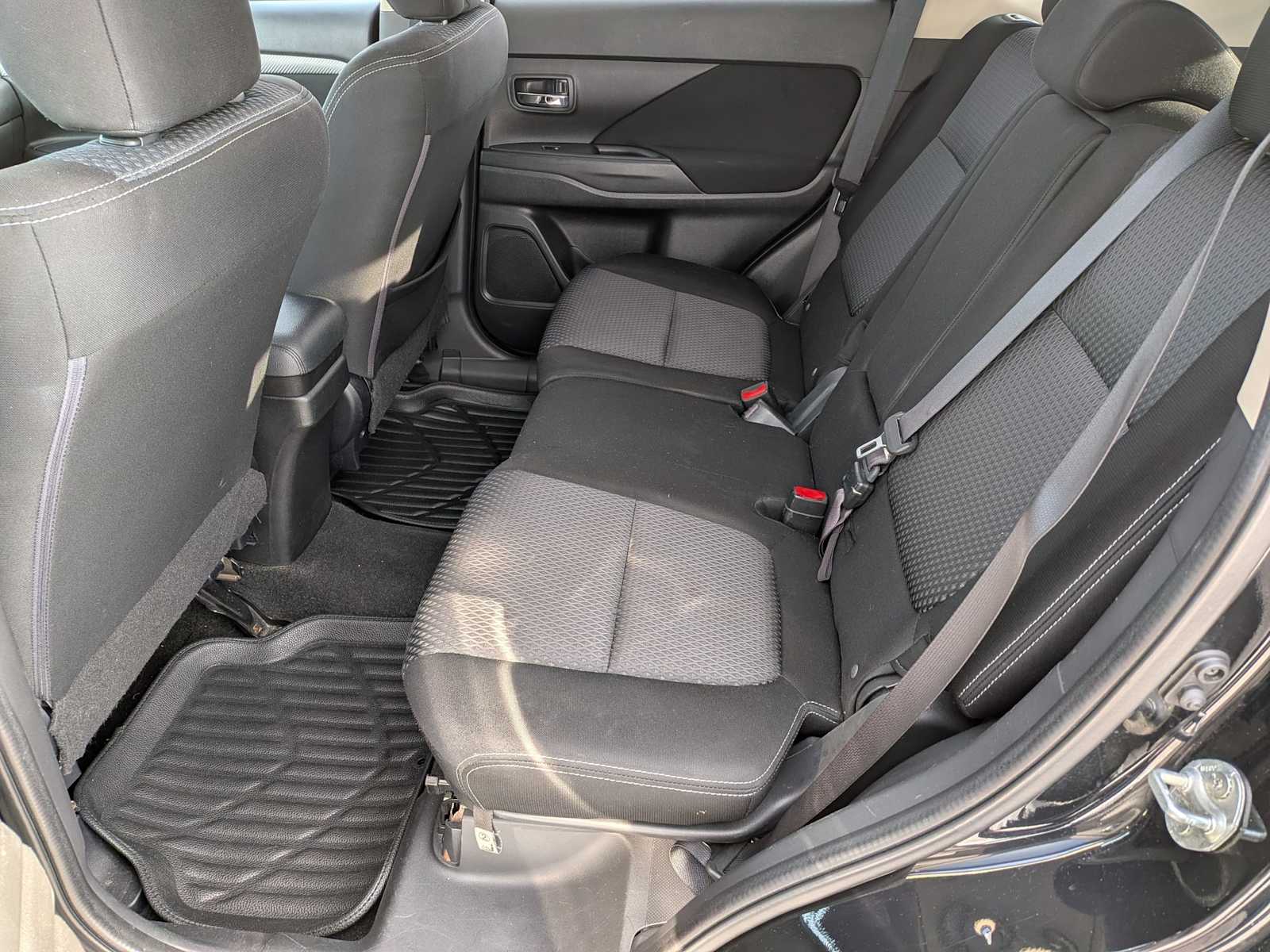 Thumbnail: 2017 Mitsubishi Outlander - 17