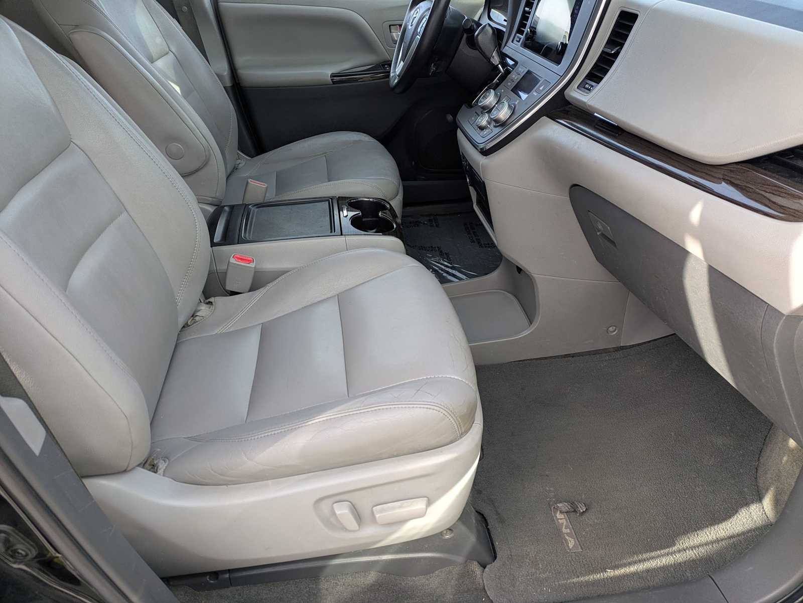 Thumbnail: 2015 Toyota Sienna - 22