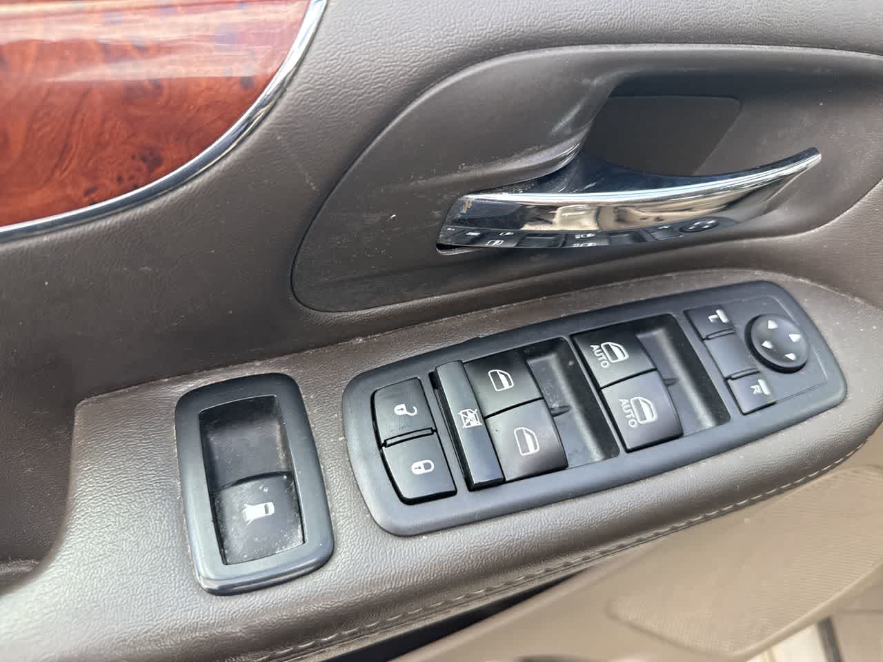Thumbnail: 2014 Chrysler Town & Country - 20