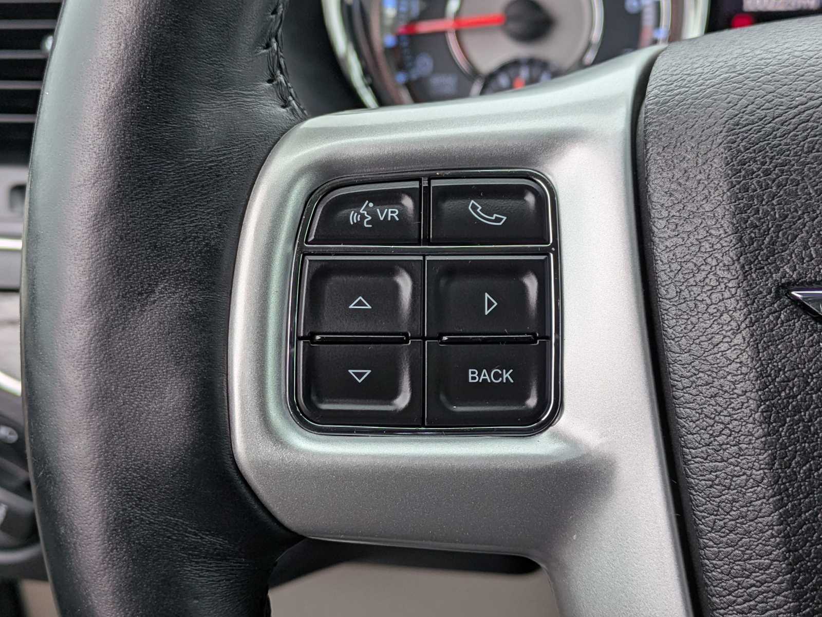 Thumbnail: 2015 Chrysler Town & Country - 21