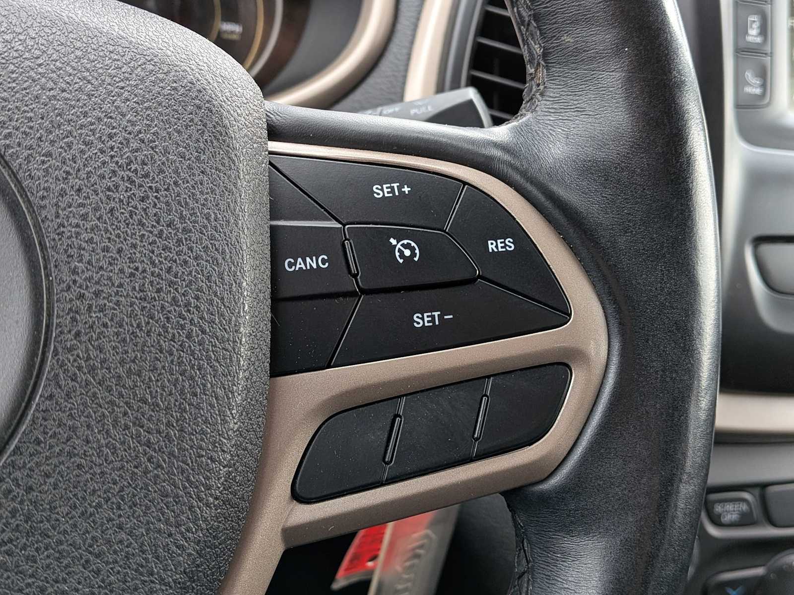 Thumbnail: 2018 Jeep Cherokee - 22