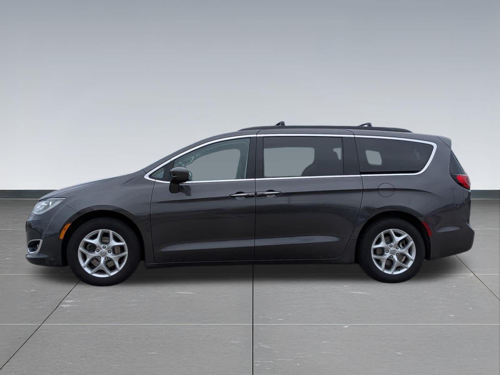 Thumbnail: 2018 Chrysler Pacifica - 3