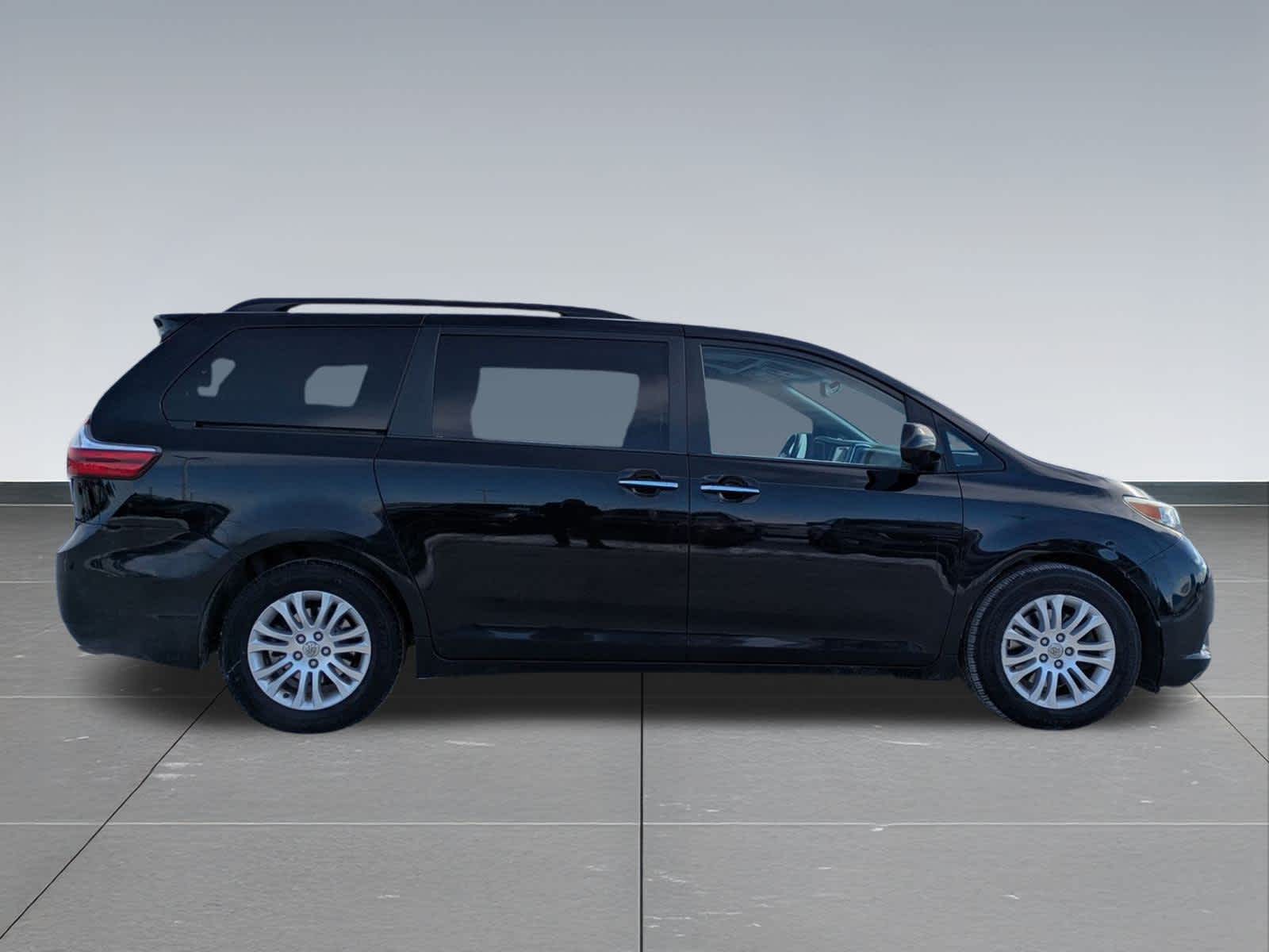 Thumbnail: 2015 Toyota Sienna - 7