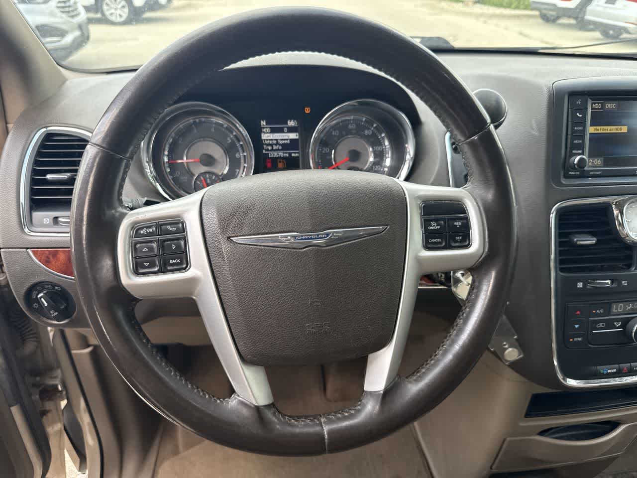 Thumbnail: 2014 Chrysler Town & Country - 23