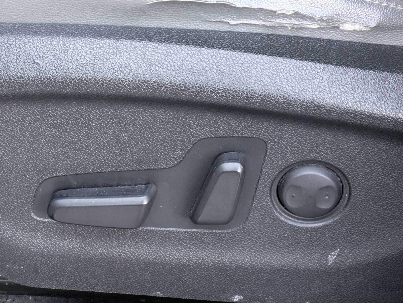 Thumbnail: 2016 Kia Sorento - 16