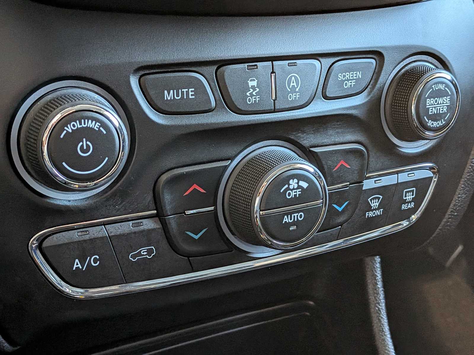 Thumbnail: 2020 Jeep Cherokee - 30