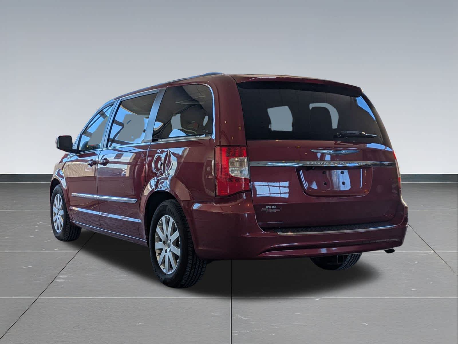 Thumbnail: 2012 Chrysler Town & Country - 4