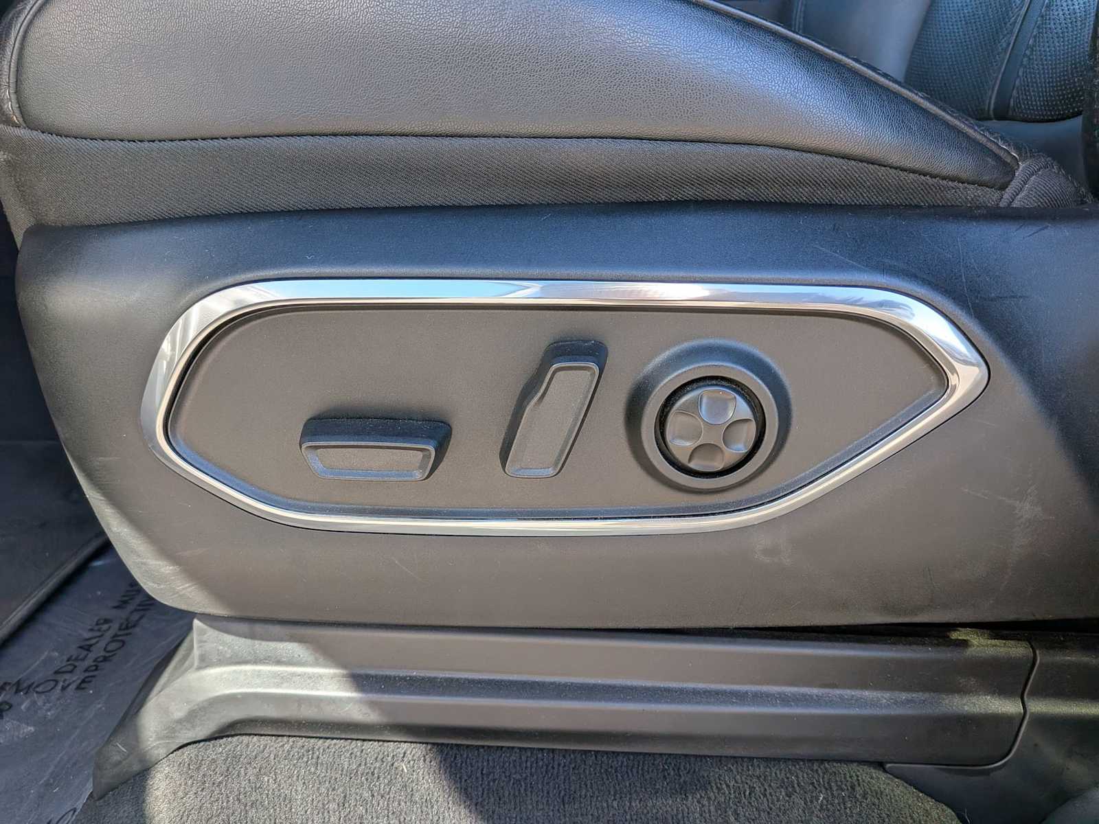 Thumbnail: 2023 Jeep Wagoneer - 16