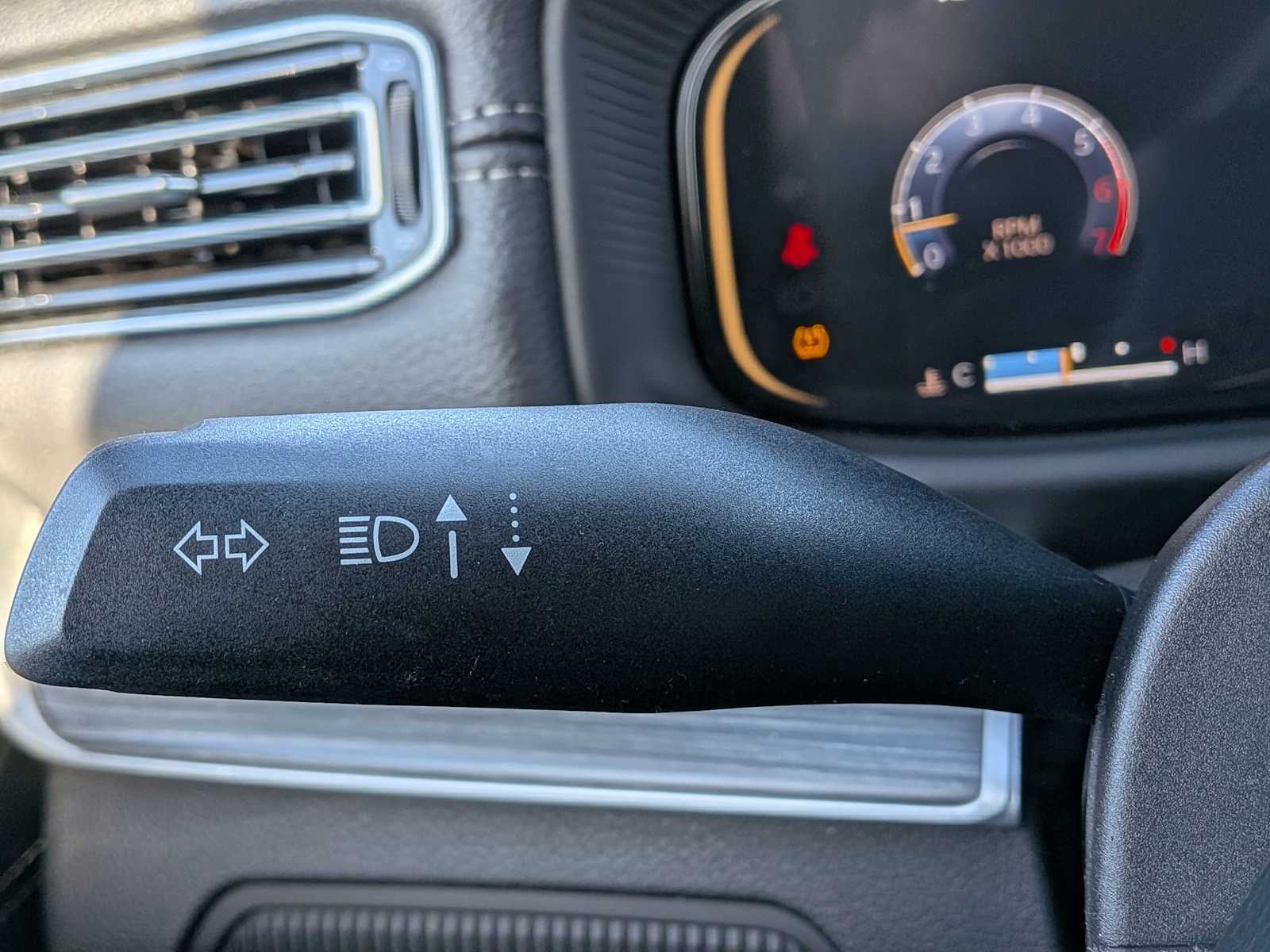 Thumbnail: 2023 Jeep Wagoneer - 25