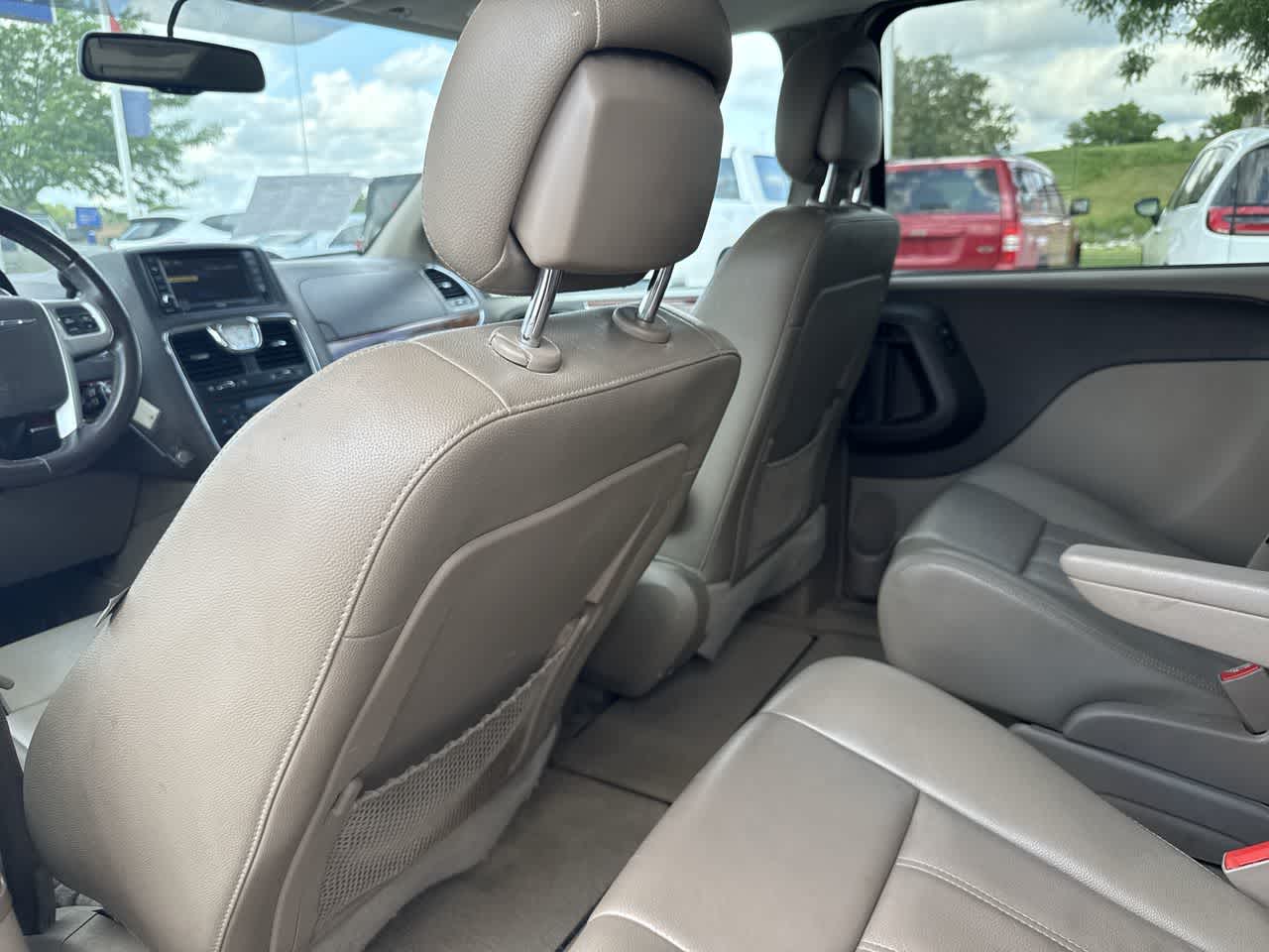 Thumbnail: 2014 Chrysler Town & Country - 17