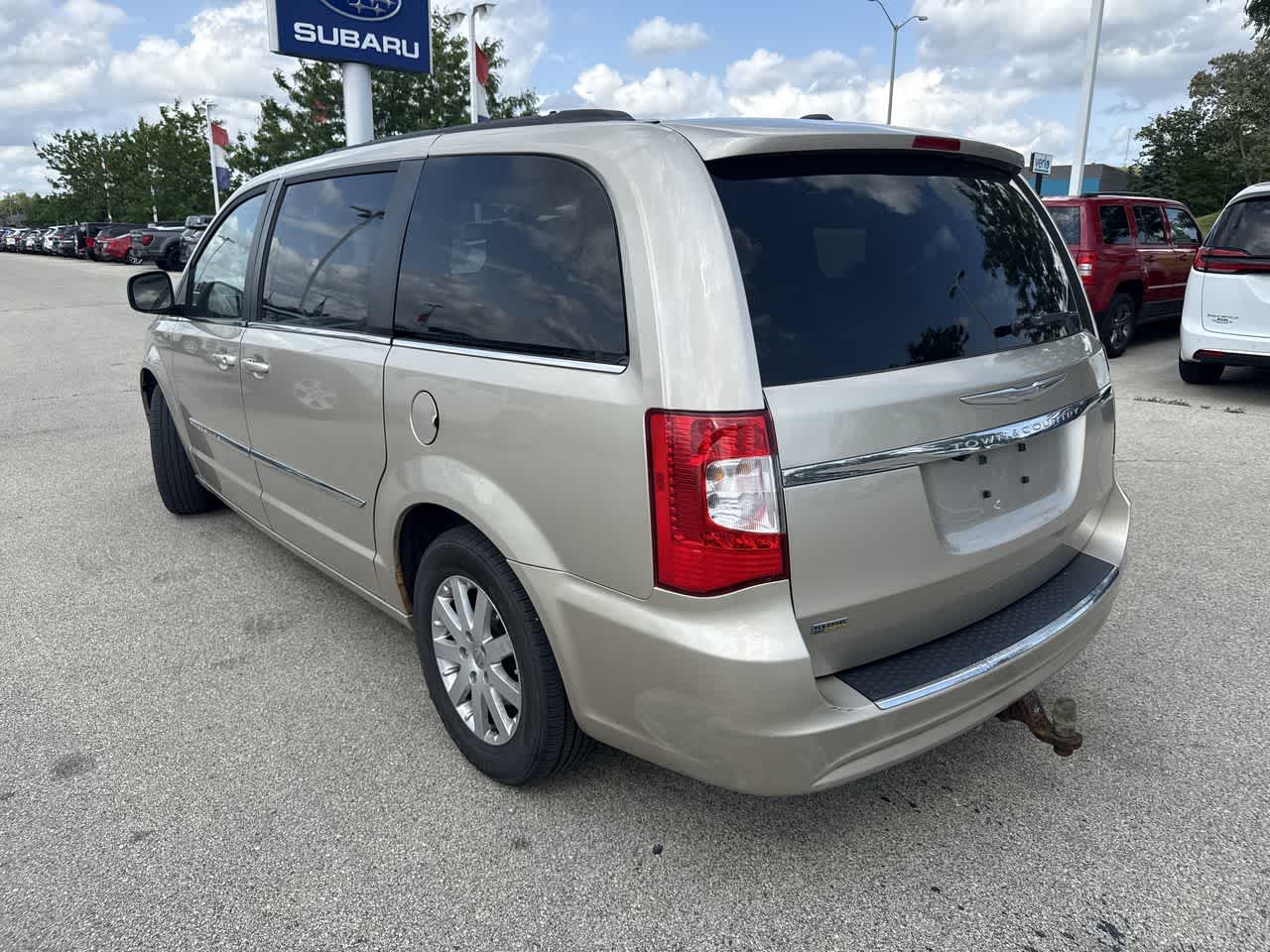 Thumbnail: 2014 Chrysler Town & Country - 4