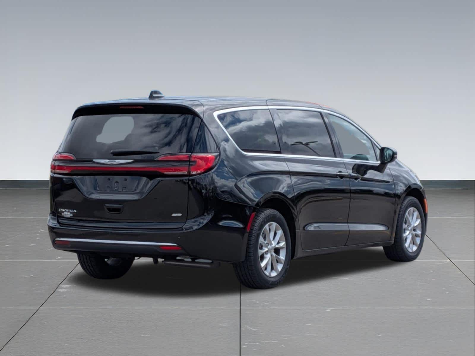 Thumbnail: 2023 Chrysler Pacifica - 6
