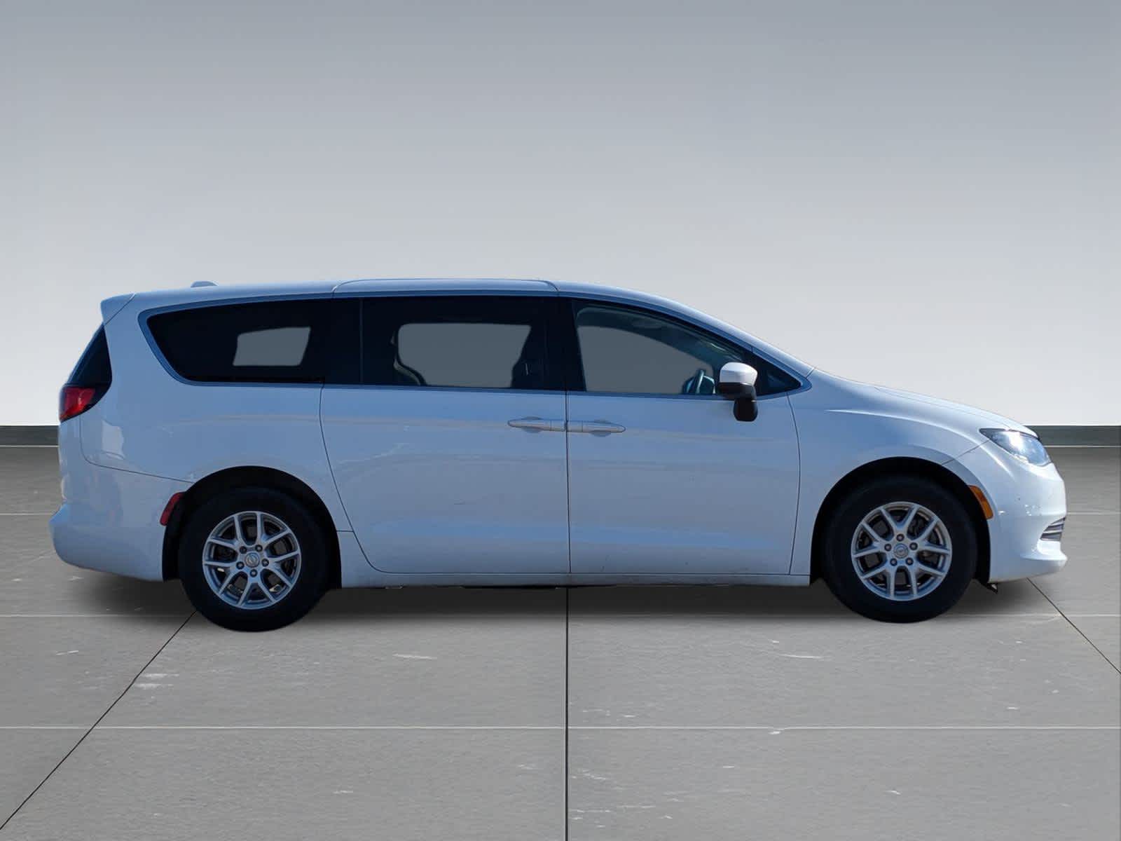 Thumbnail: 2018 Chrysler Pacifica - 7