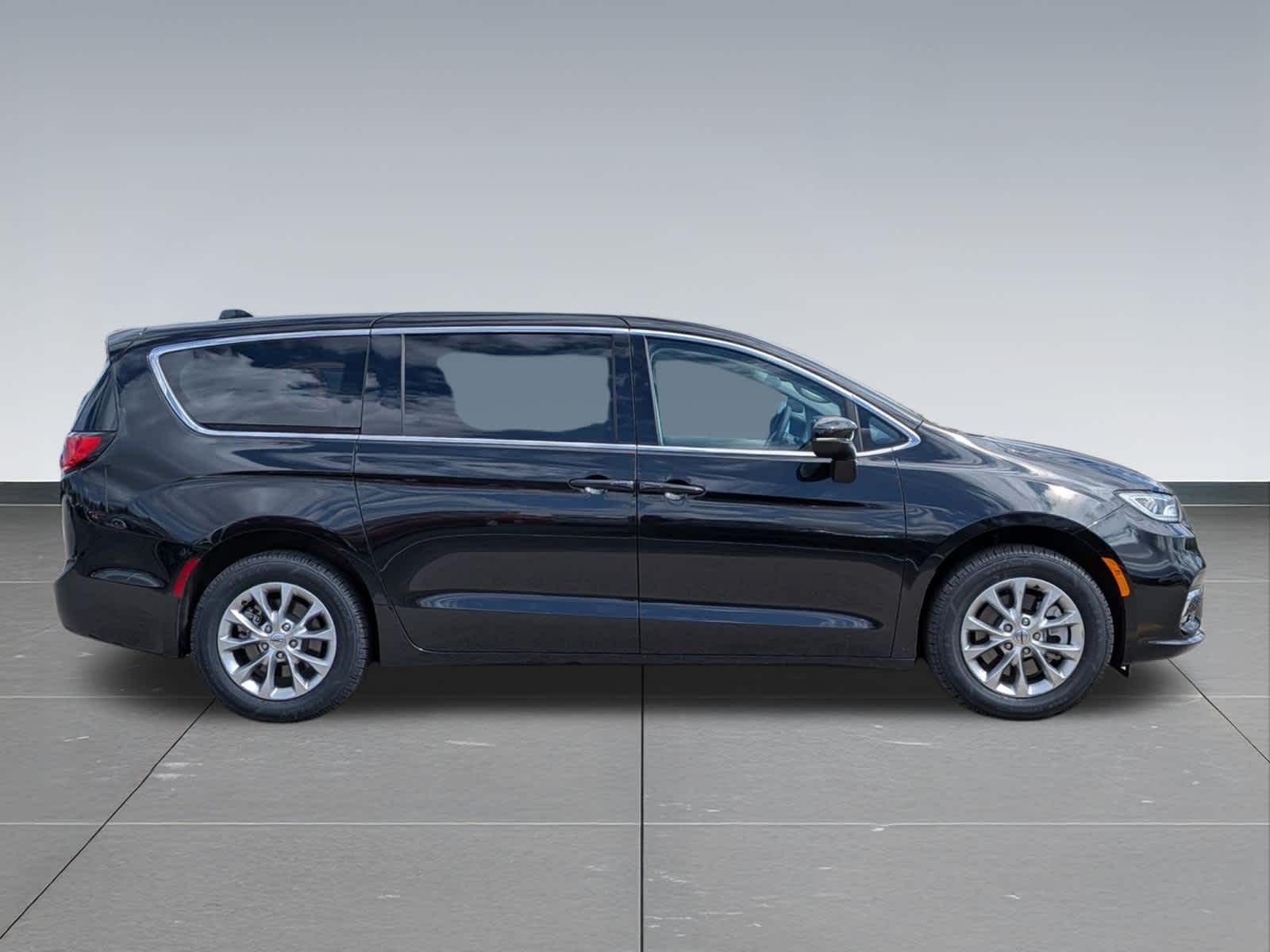 Thumbnail: 2023 Chrysler Pacifica - 7