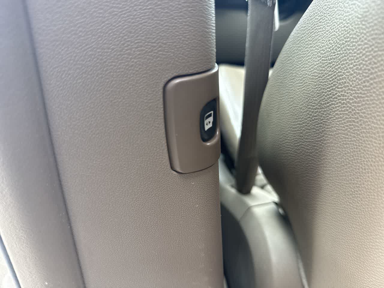 Thumbnail: 2014 Chrysler Town & Country - 19