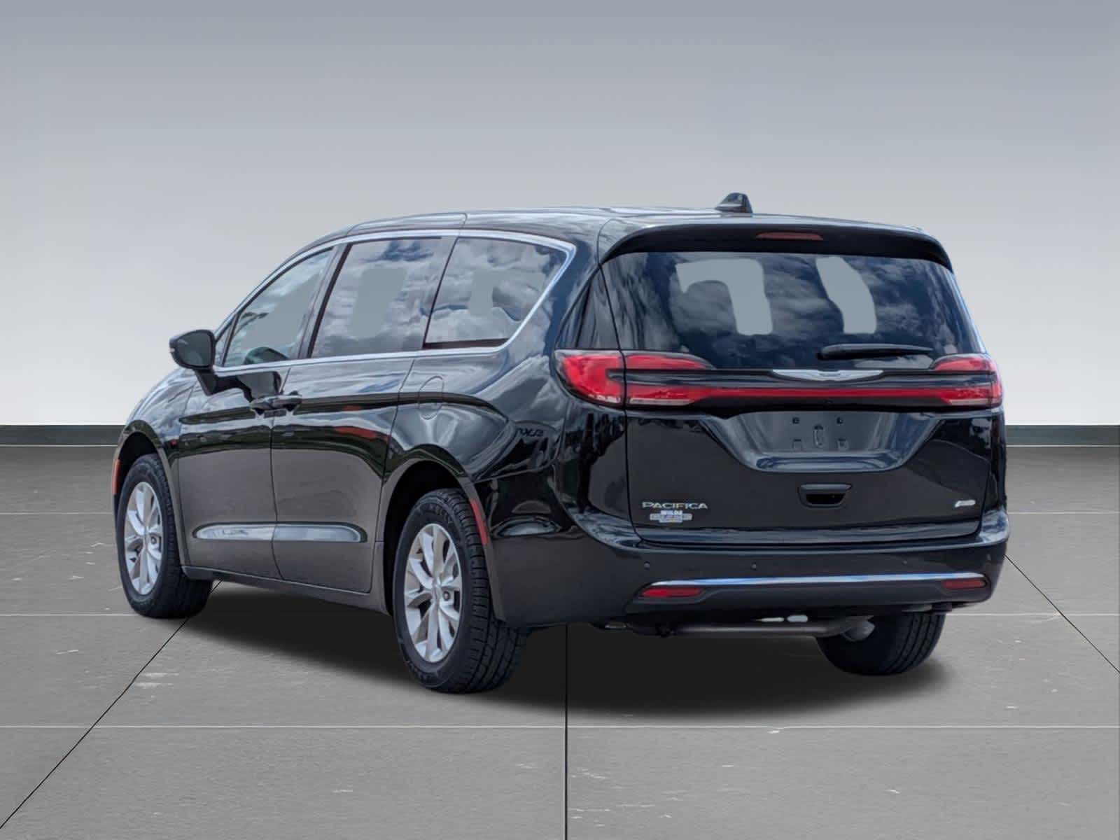 Thumbnail: 2023 Chrysler Pacifica - 4