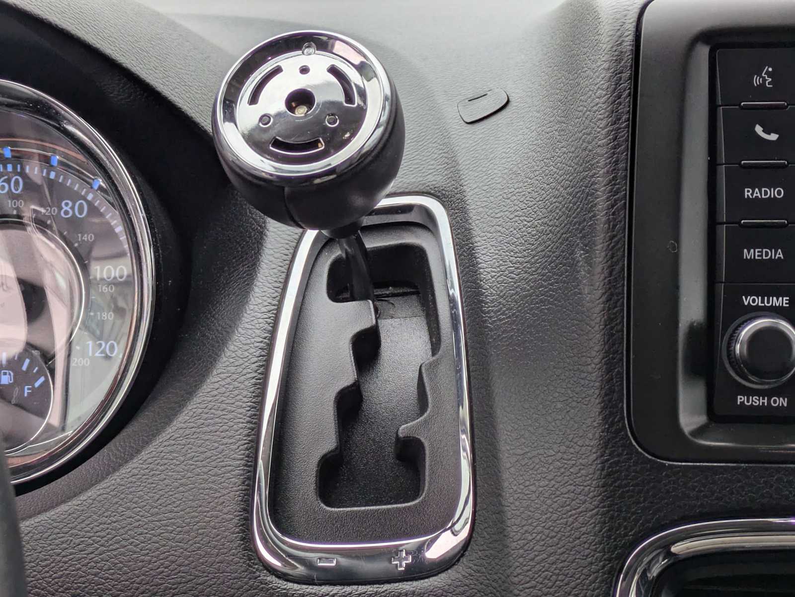 Thumbnail: 2015 Chrysler Town & Country - 26