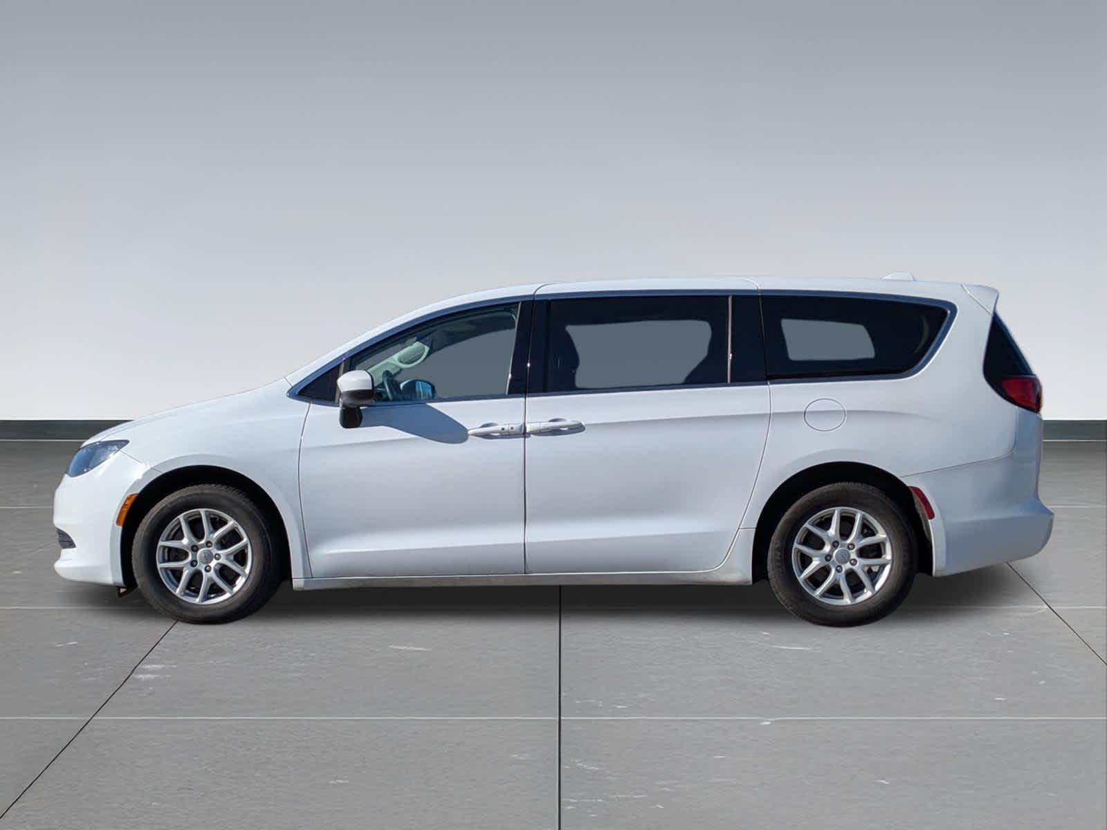 Thumbnail: 2018 Chrysler Pacifica - 3