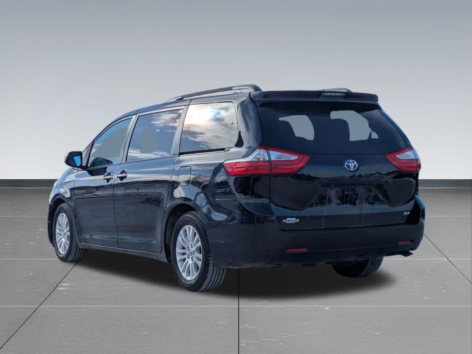 Thumbnail: 2015 Toyota Sienna - 4