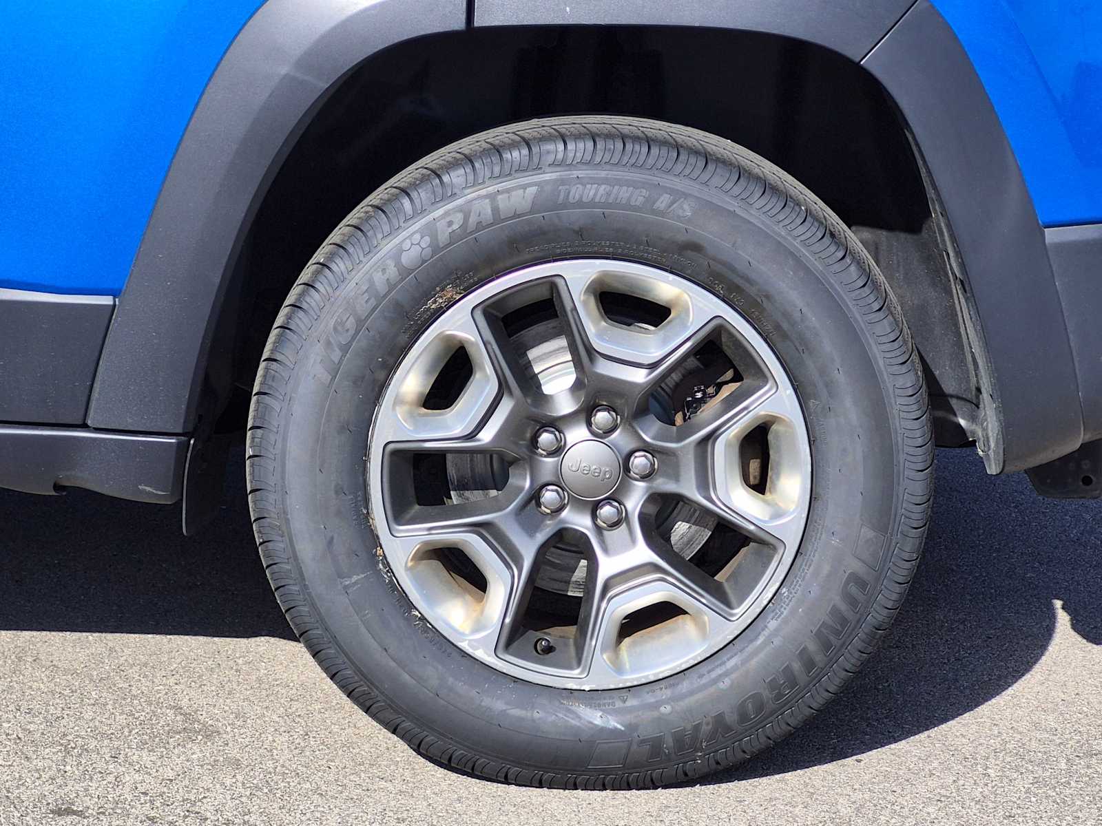 Thumbnail: 2019 Jeep Cherokee - 12
