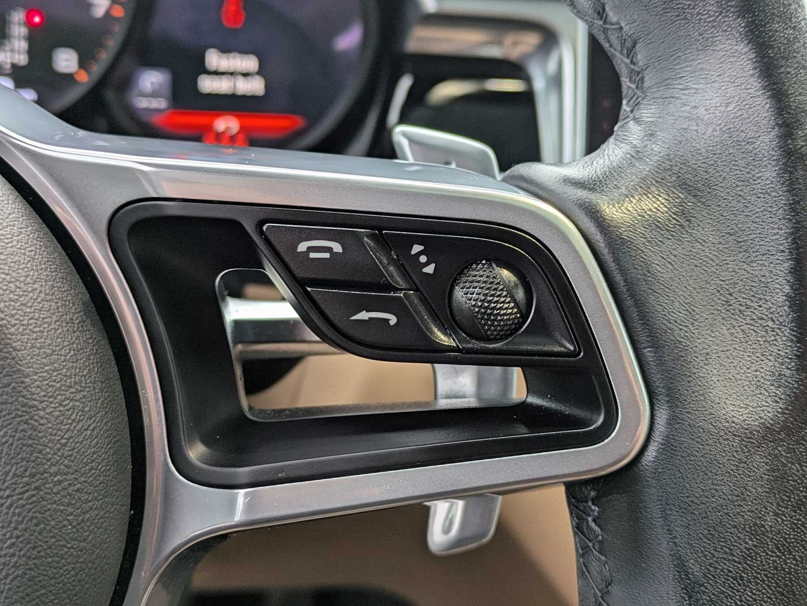 Thumbnail: 2021 Porsche Macan - 21