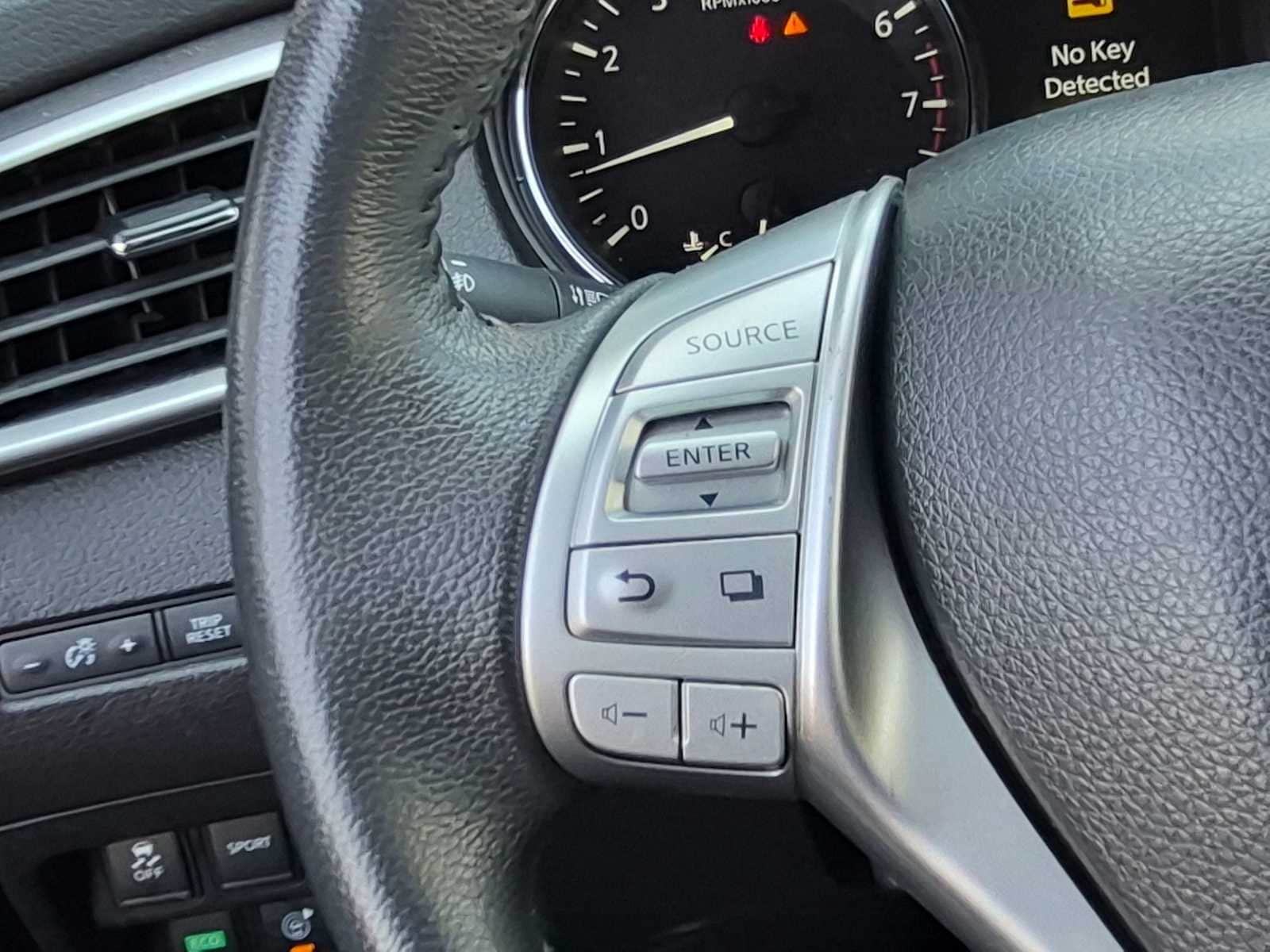 Thumbnail: 2015 Nissan Rogue - 30