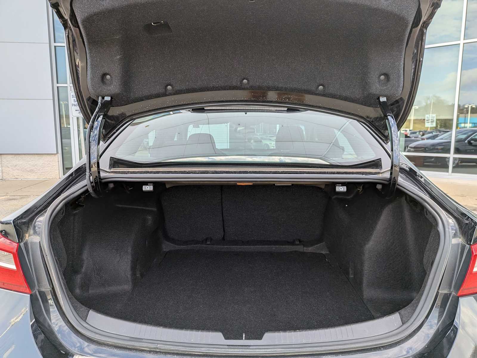 Thumbnail: 2018 Chevrolet Malibu - 32