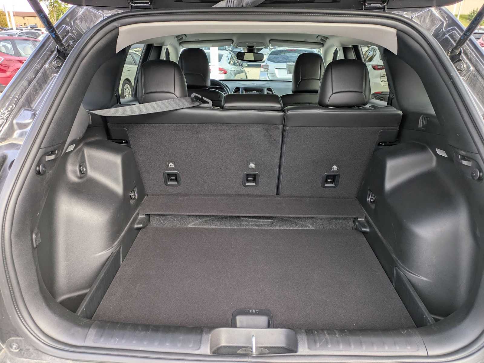 Thumbnail: 2021 Jeep Cherokee - 31