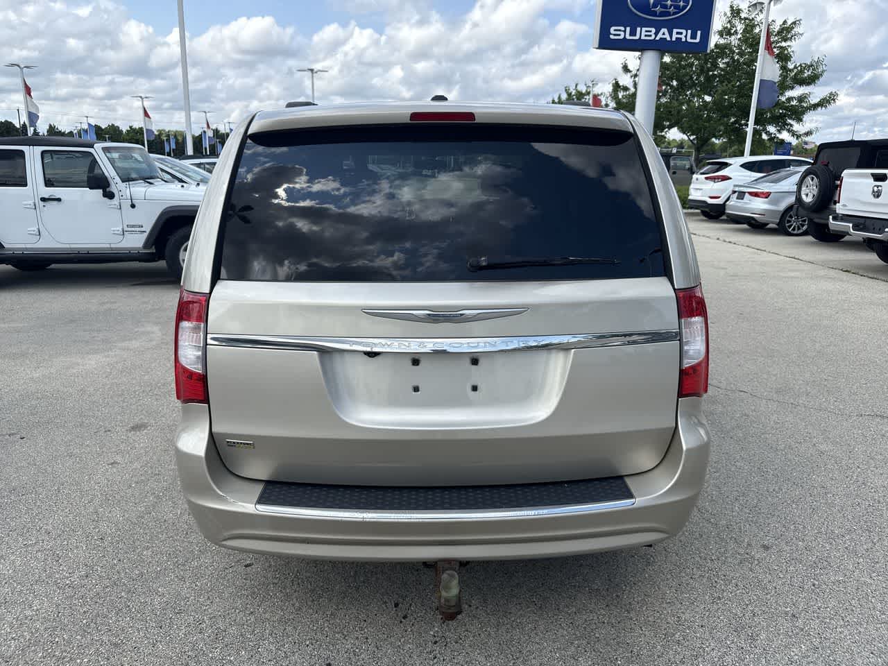 Thumbnail: 2014 Chrysler Town & Country - 5