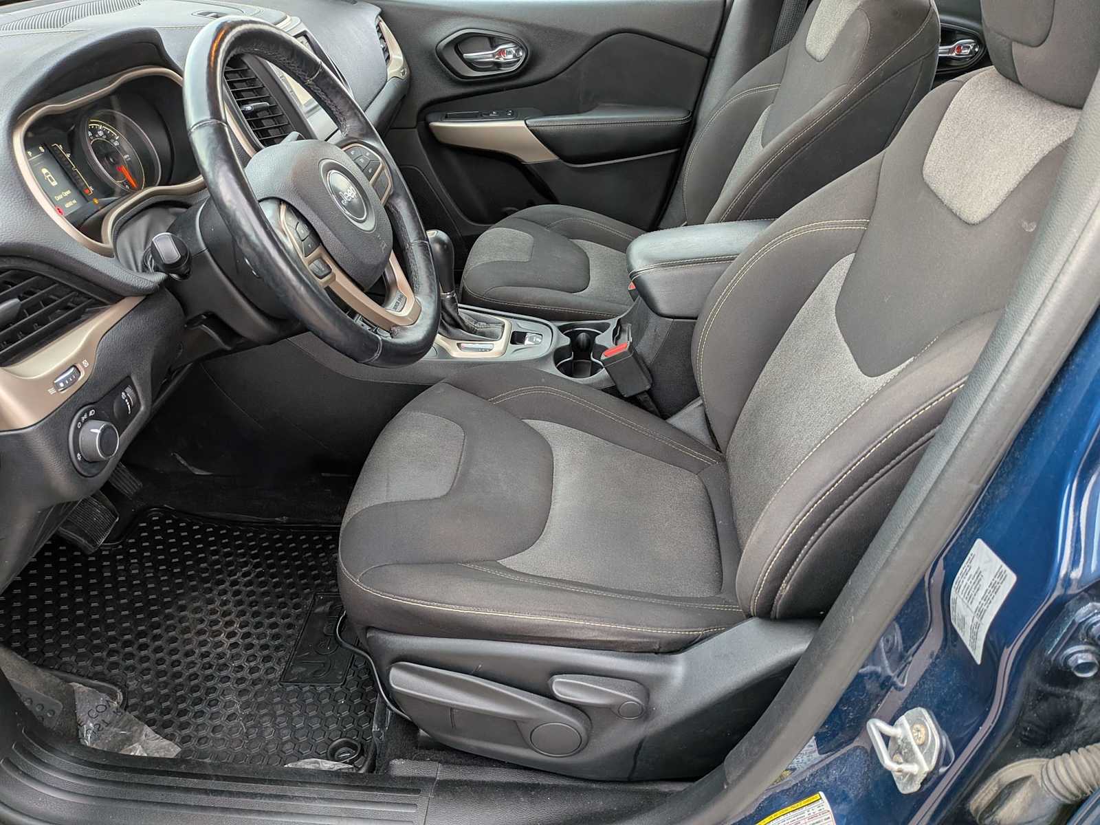 Thumbnail: 2018 Jeep Cherokee - 15