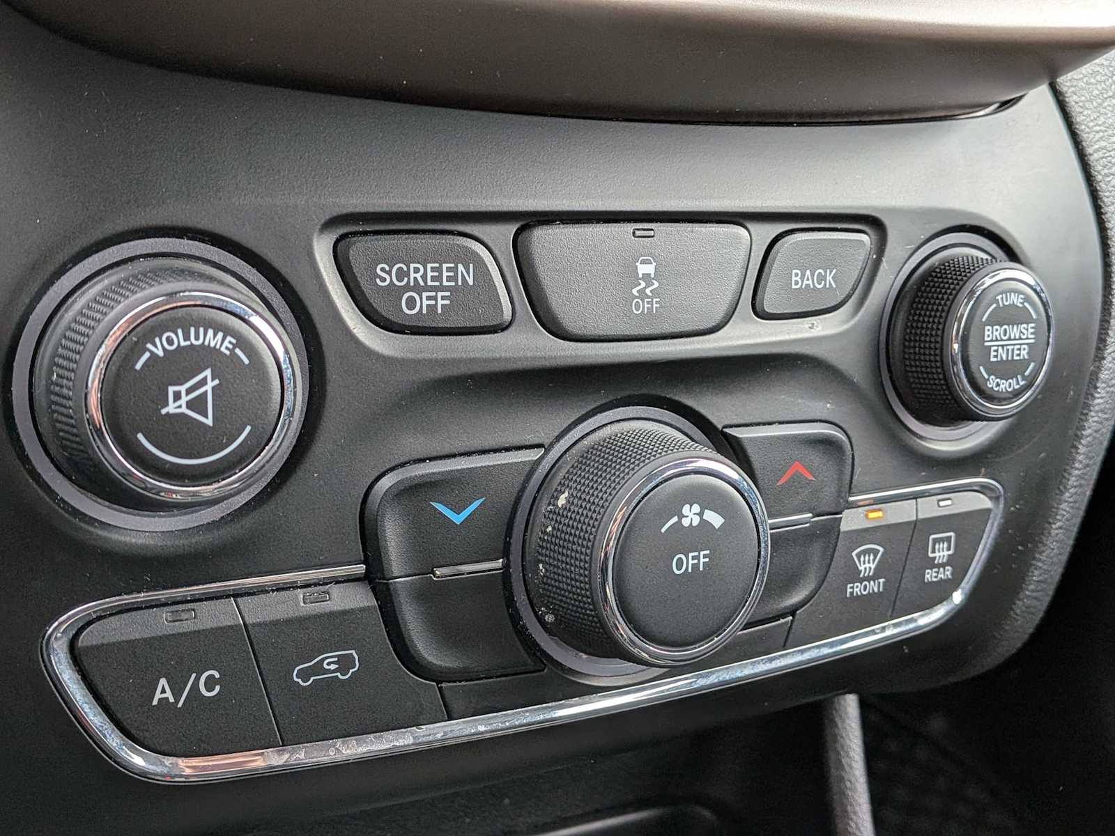 Thumbnail: 2018 Jeep Cherokee - 29