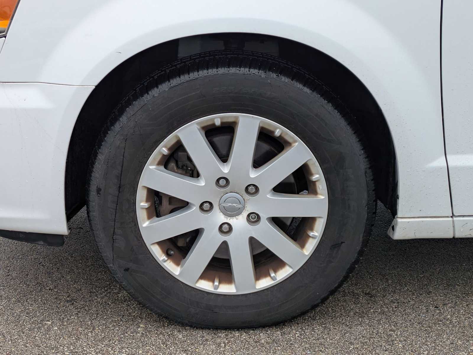 Thumbnail: 2015 Chrysler Town & Country - 12