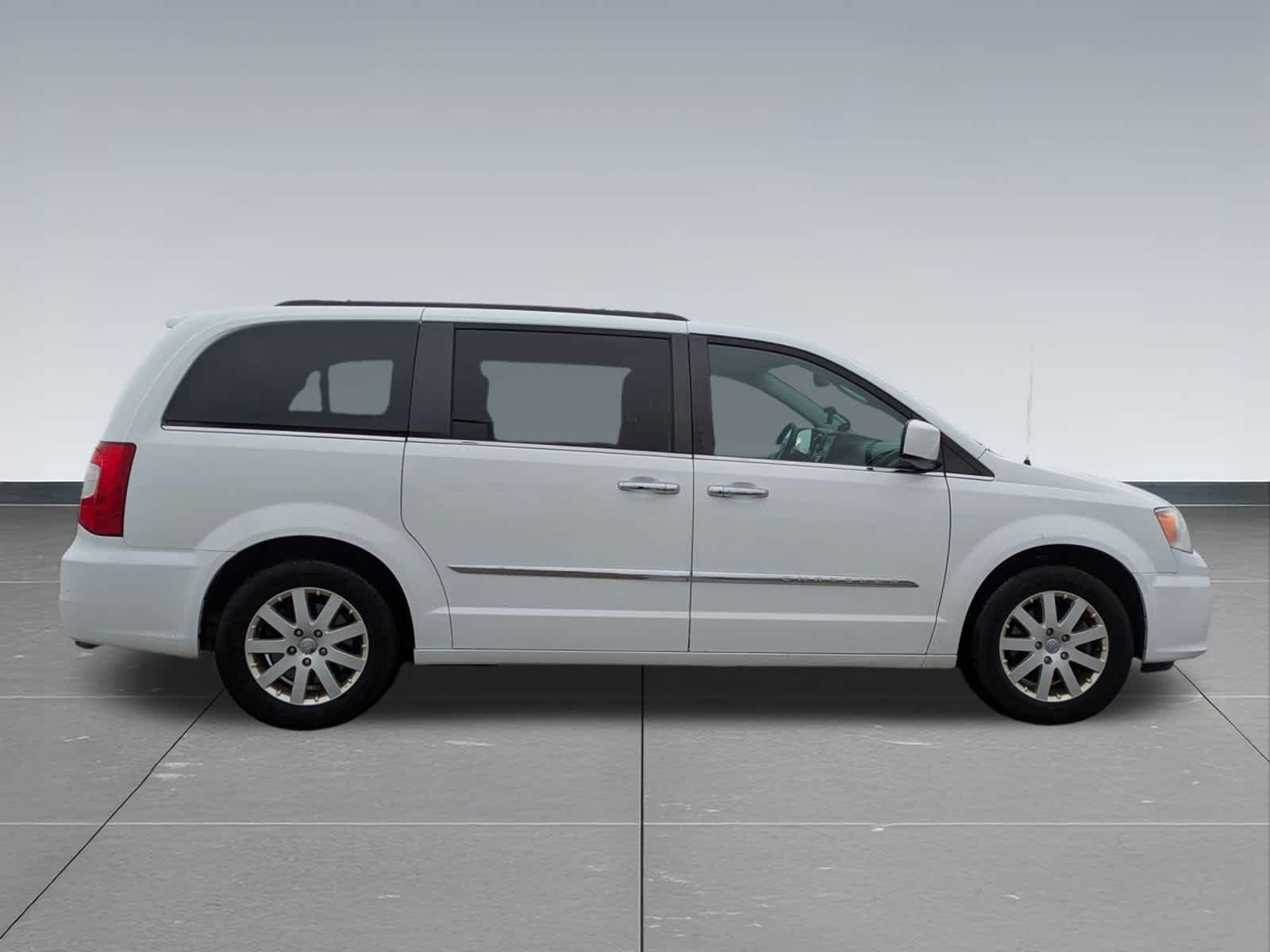 Thumbnail: 2015 Chrysler Town & Country - 7