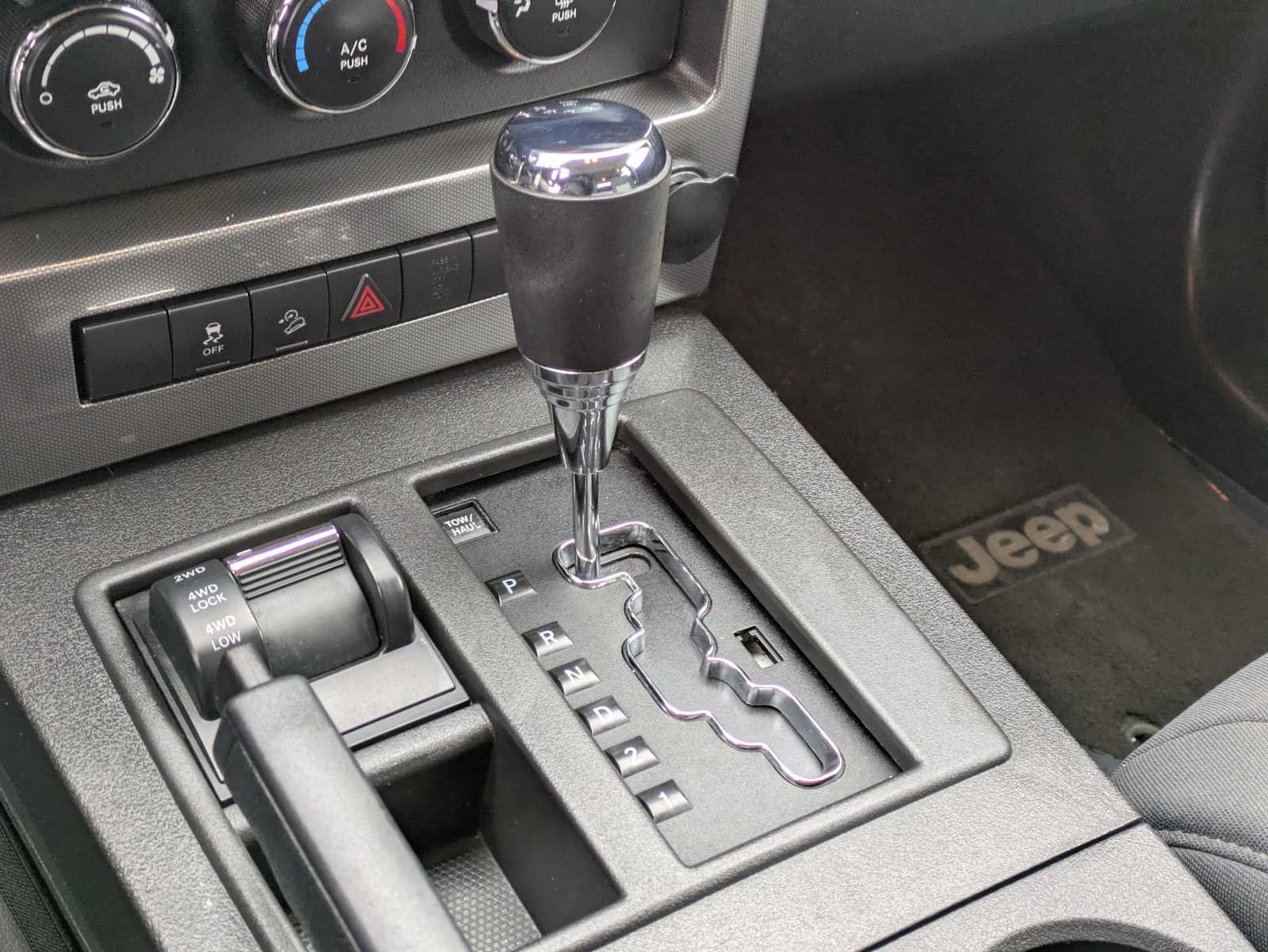 Thumbnail: 2010 Jeep Liberty - 23