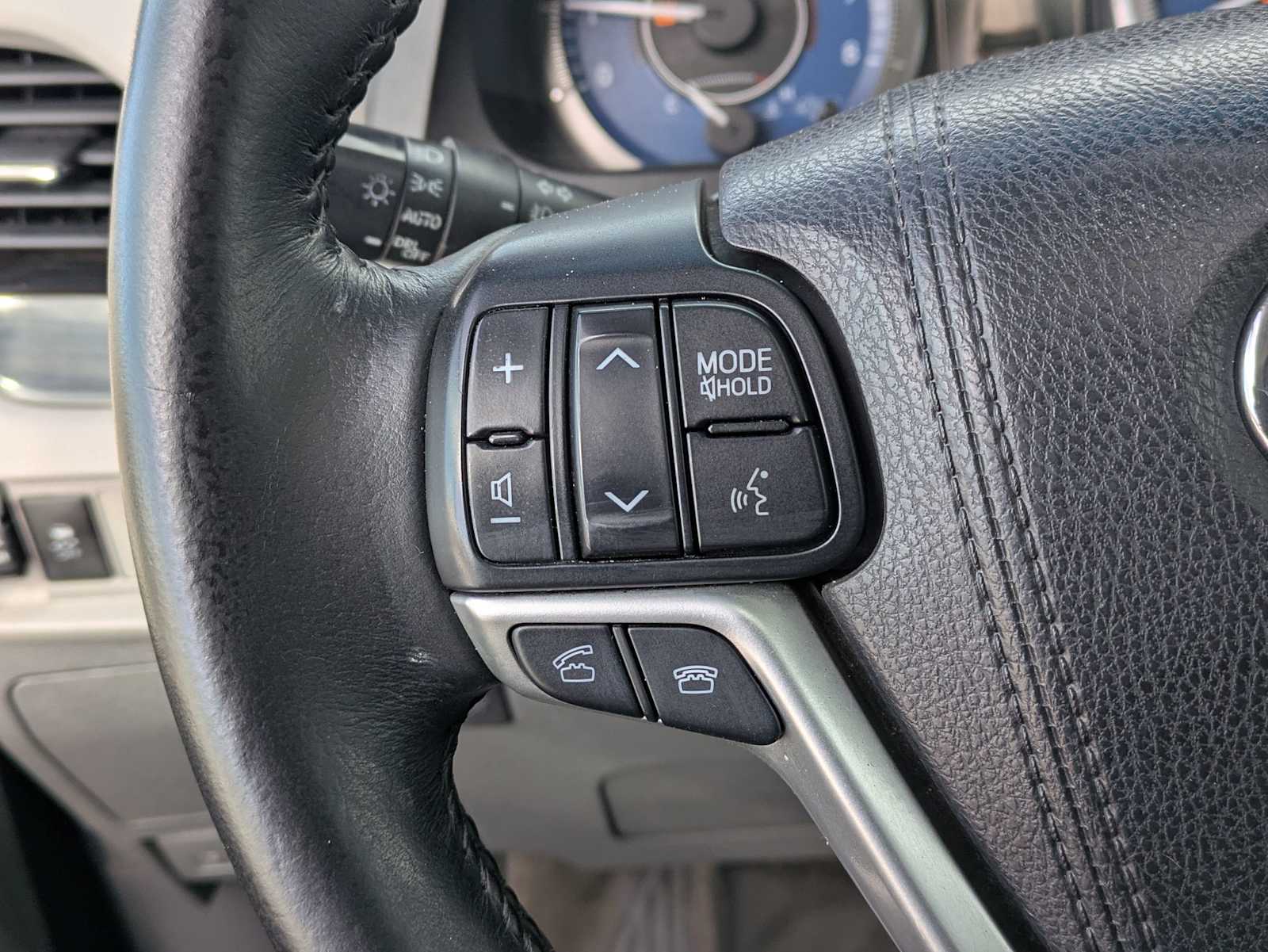 Thumbnail: 2015 Toyota Sienna - 24